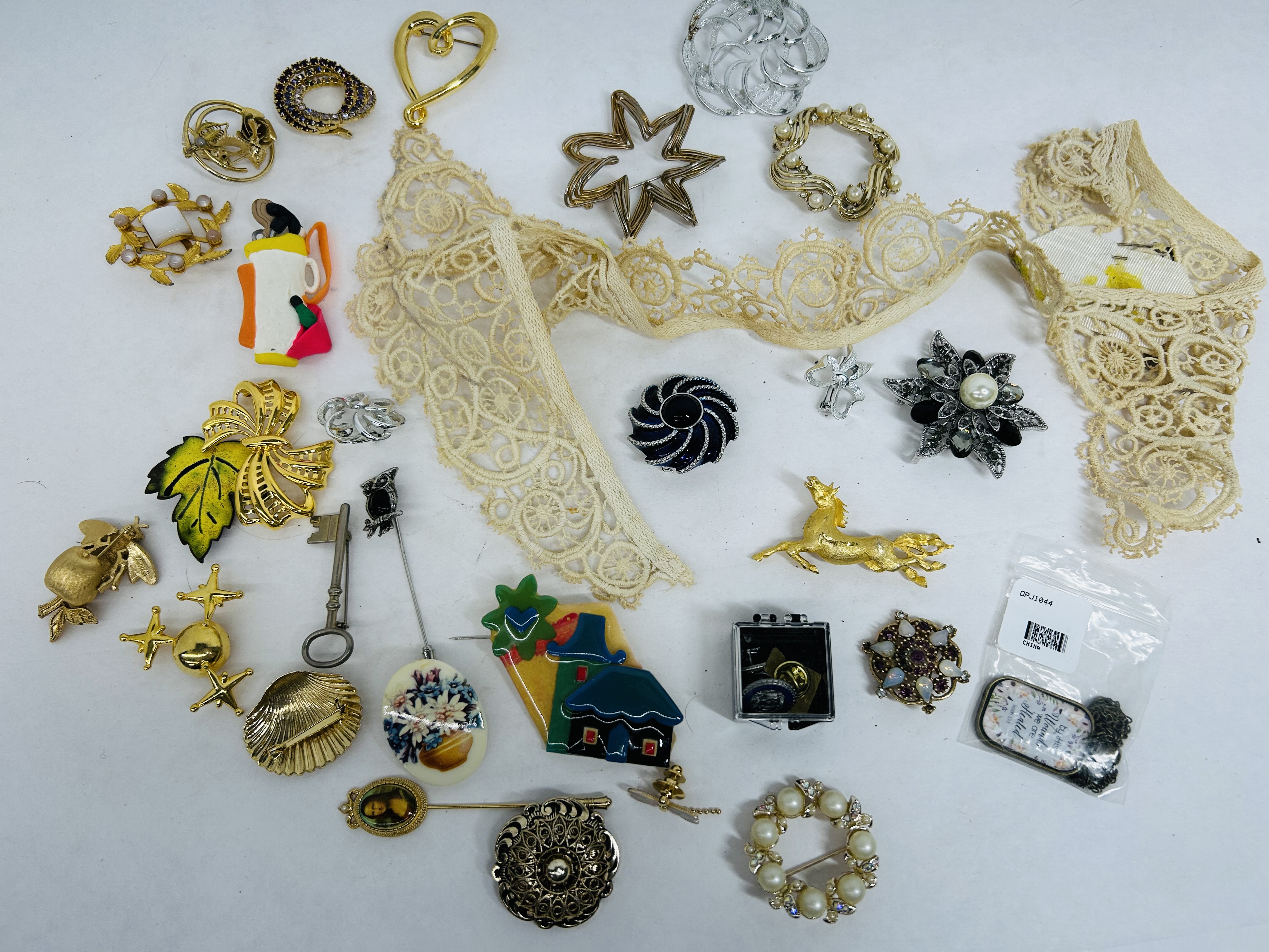 VINTAGE COSTUME JEWELRY LOT