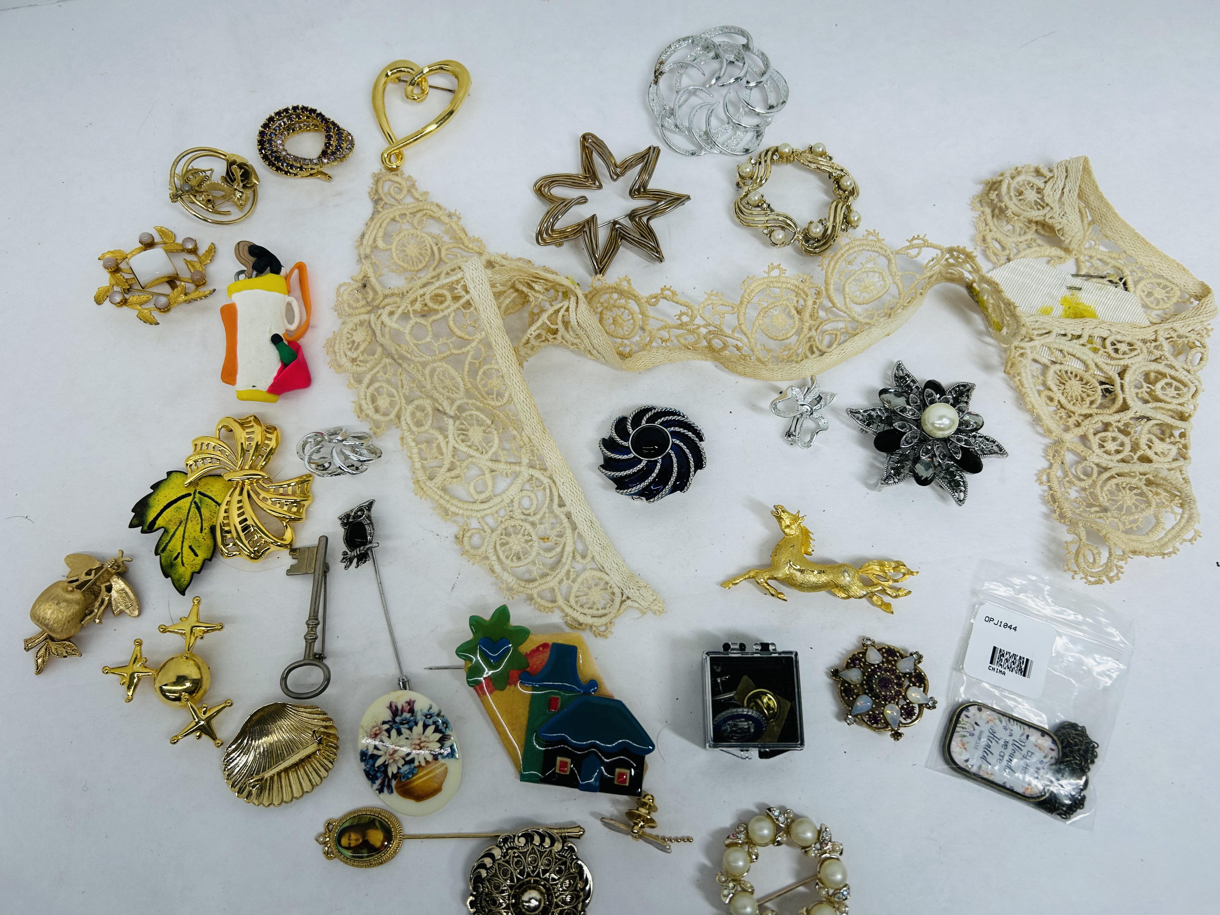 VINTAGE COSTUME JEWELRY LOT