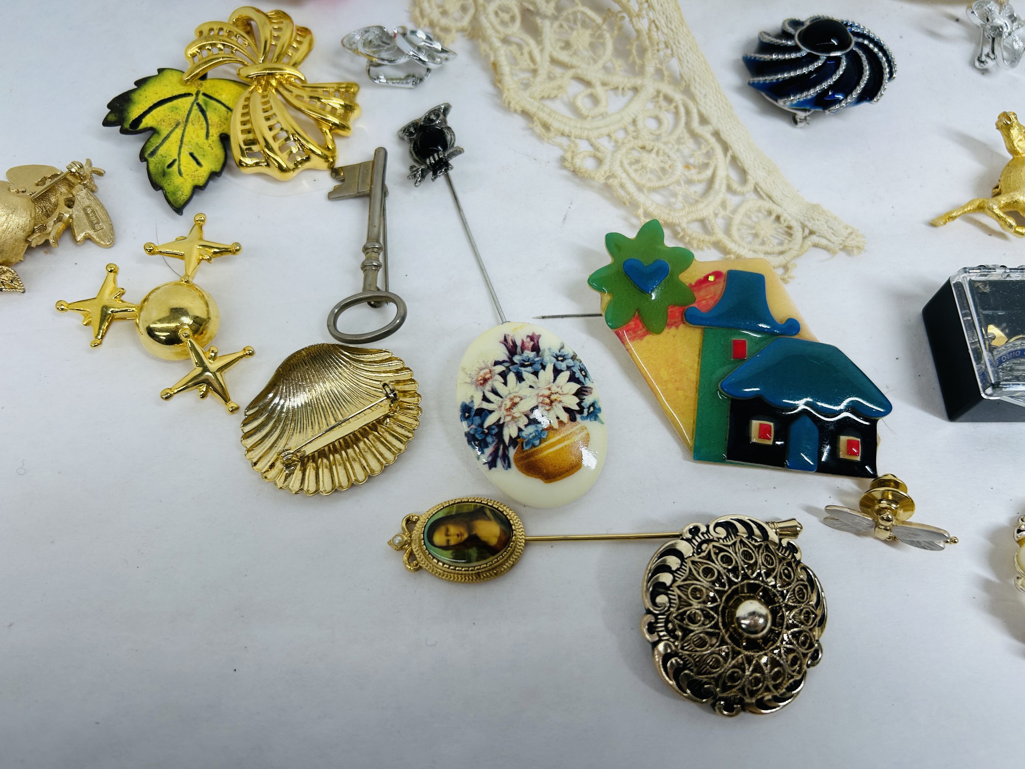 VINTAGE COSTUME JEWELRY LOT