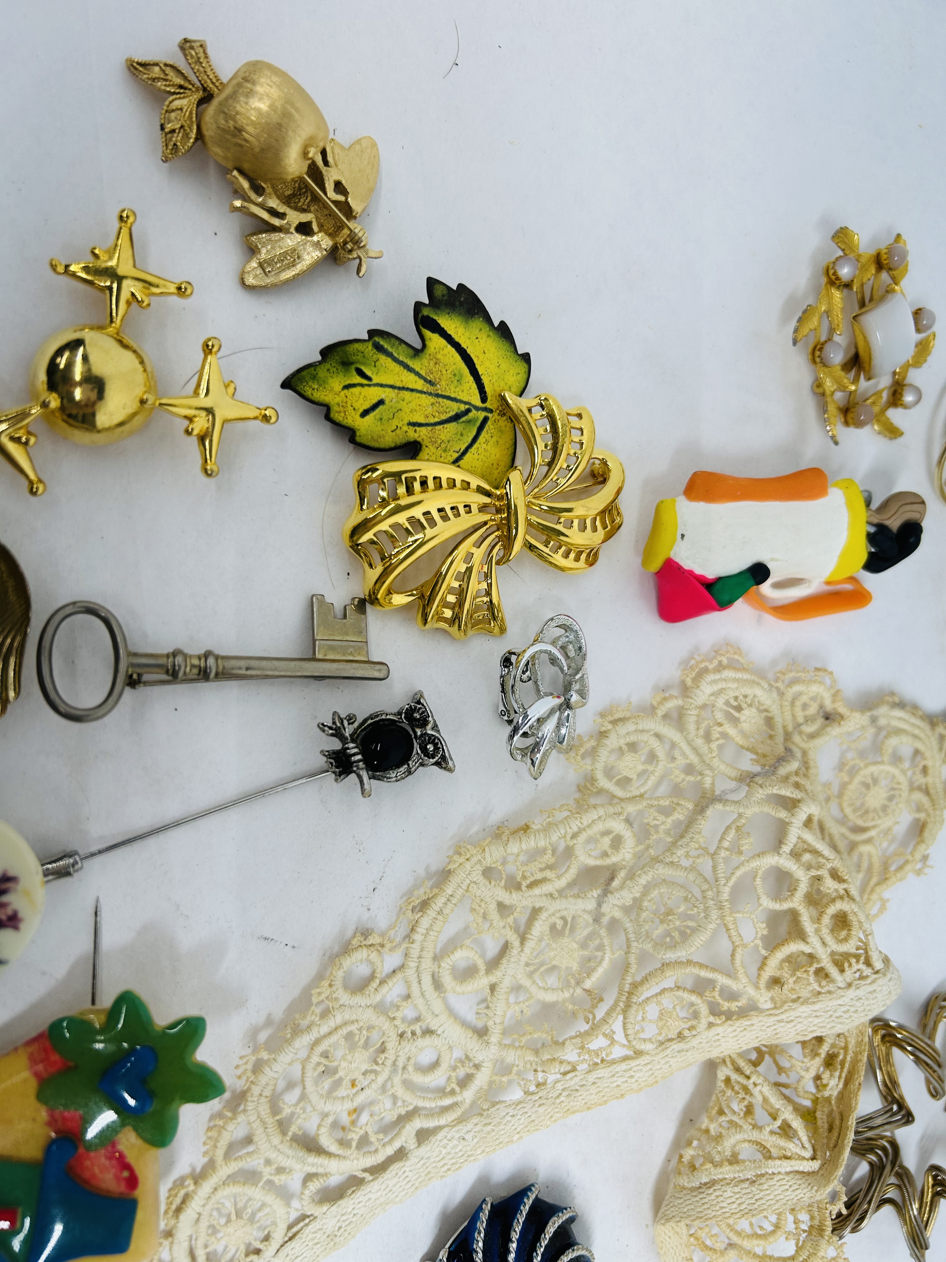 VINTAGE COSTUME JEWELRY LOT