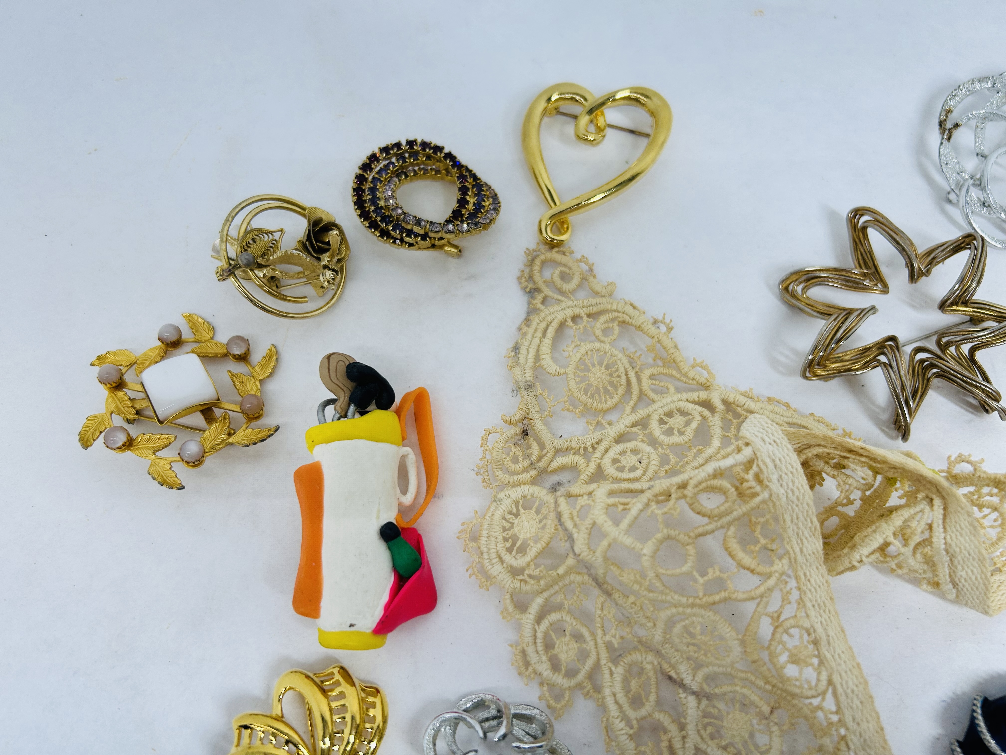 VINTAGE COSTUME JEWELRY LOT