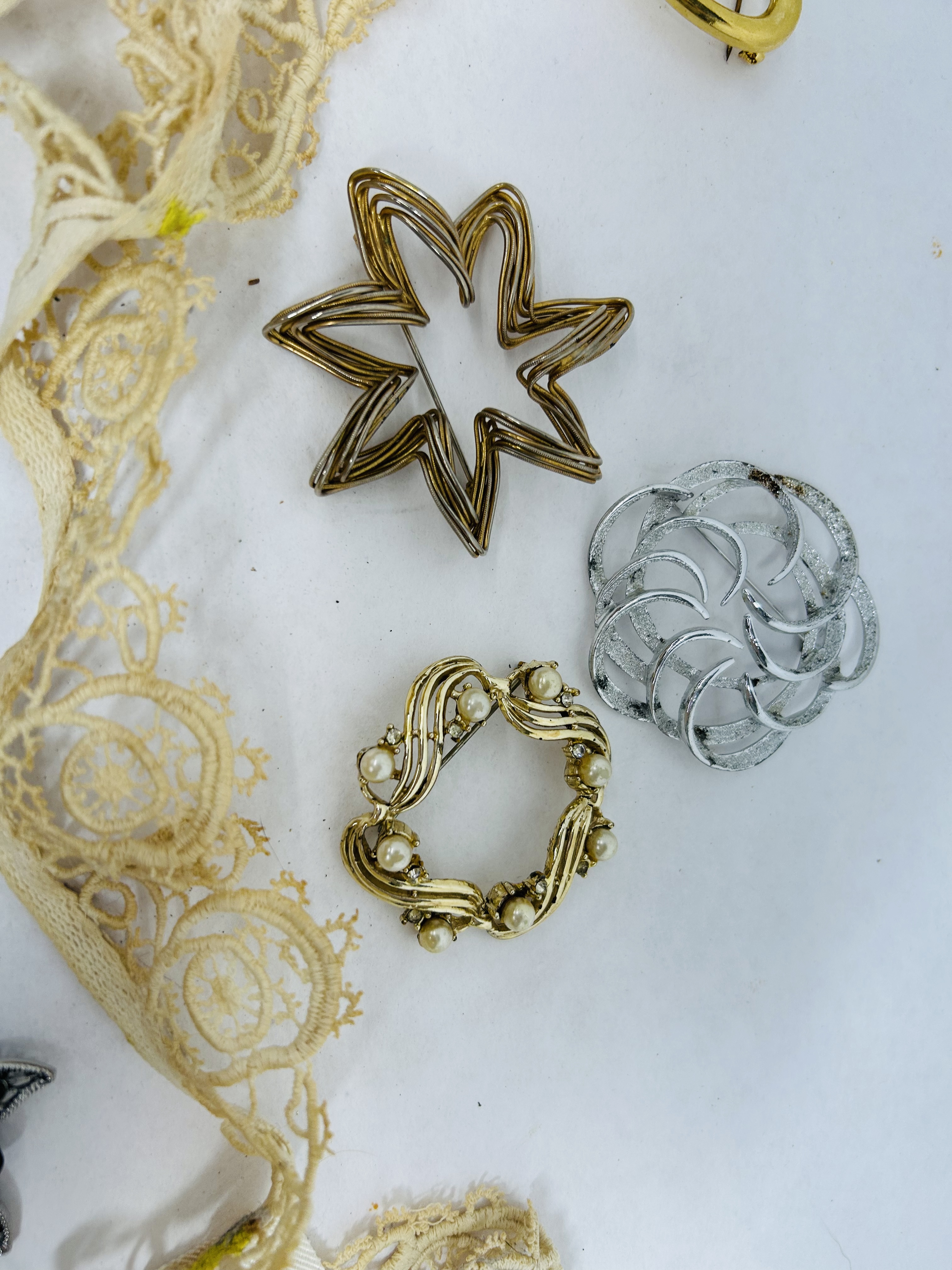 VINTAGE COSTUME JEWELRY LOT