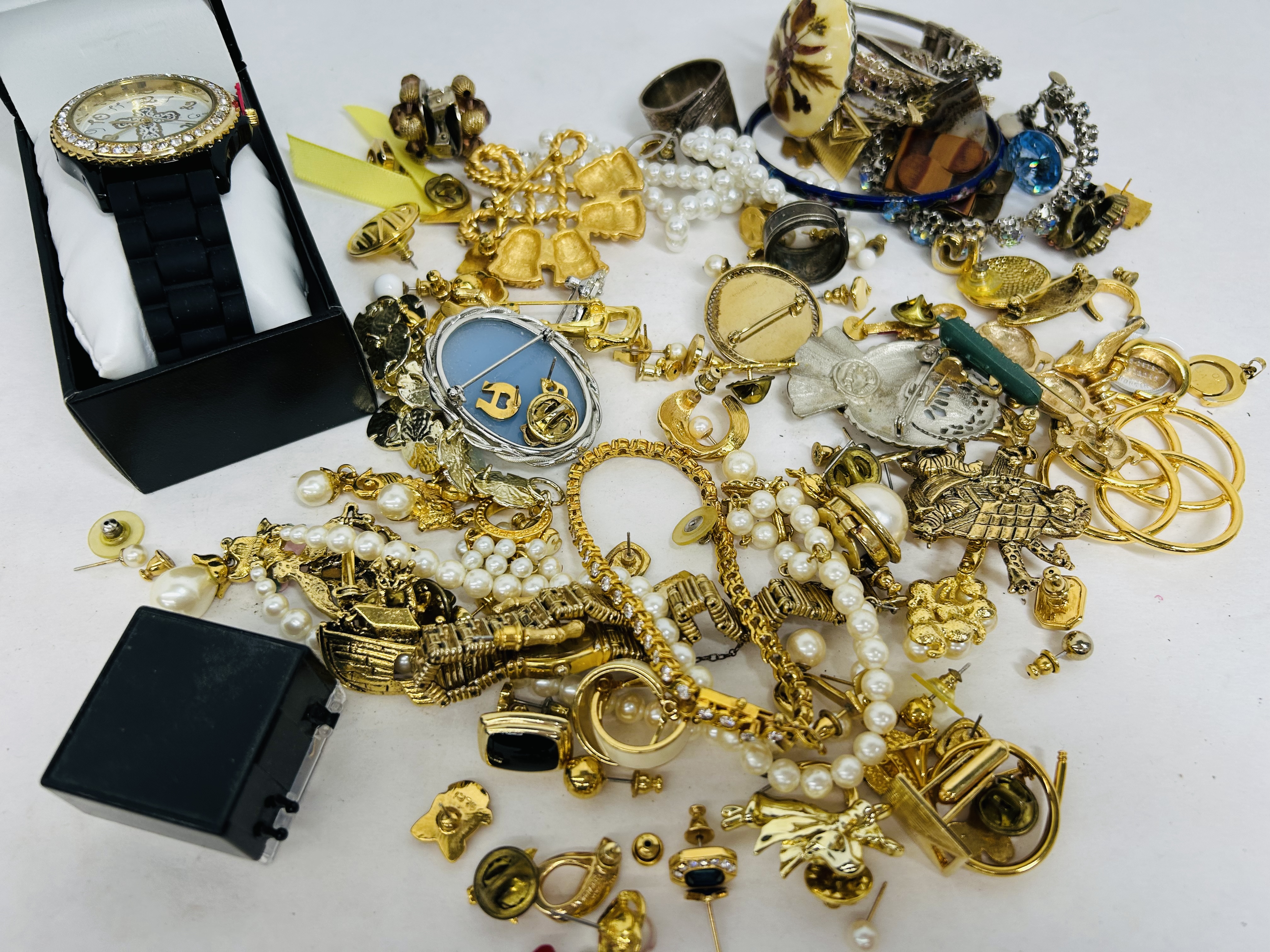 VARIOUS COSTUME JEWELRY COLLECTION, 20TH CENTURY
