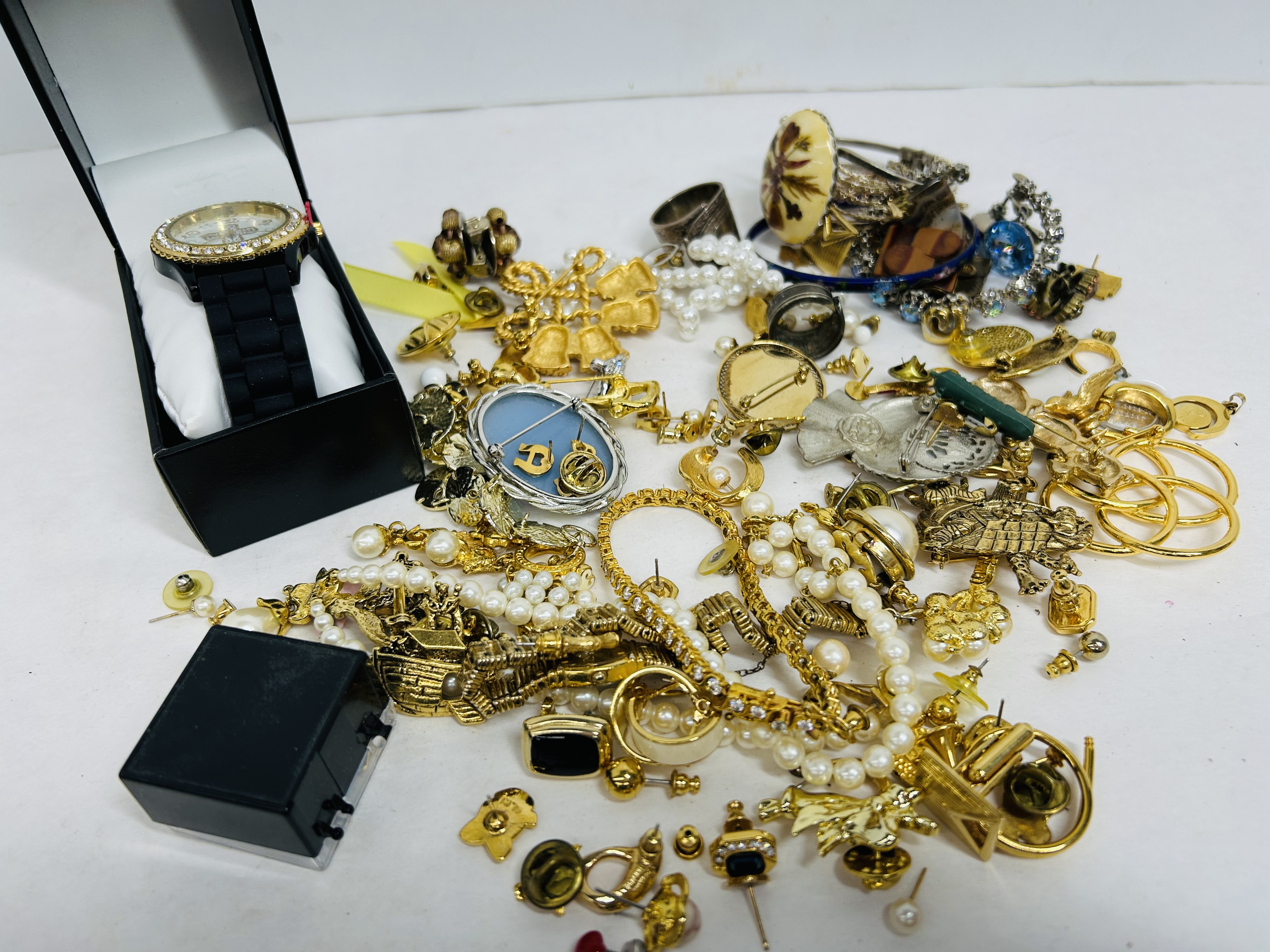 VARIOUS COSTUME JEWELRY COLLECTION, 20TH CENTURY