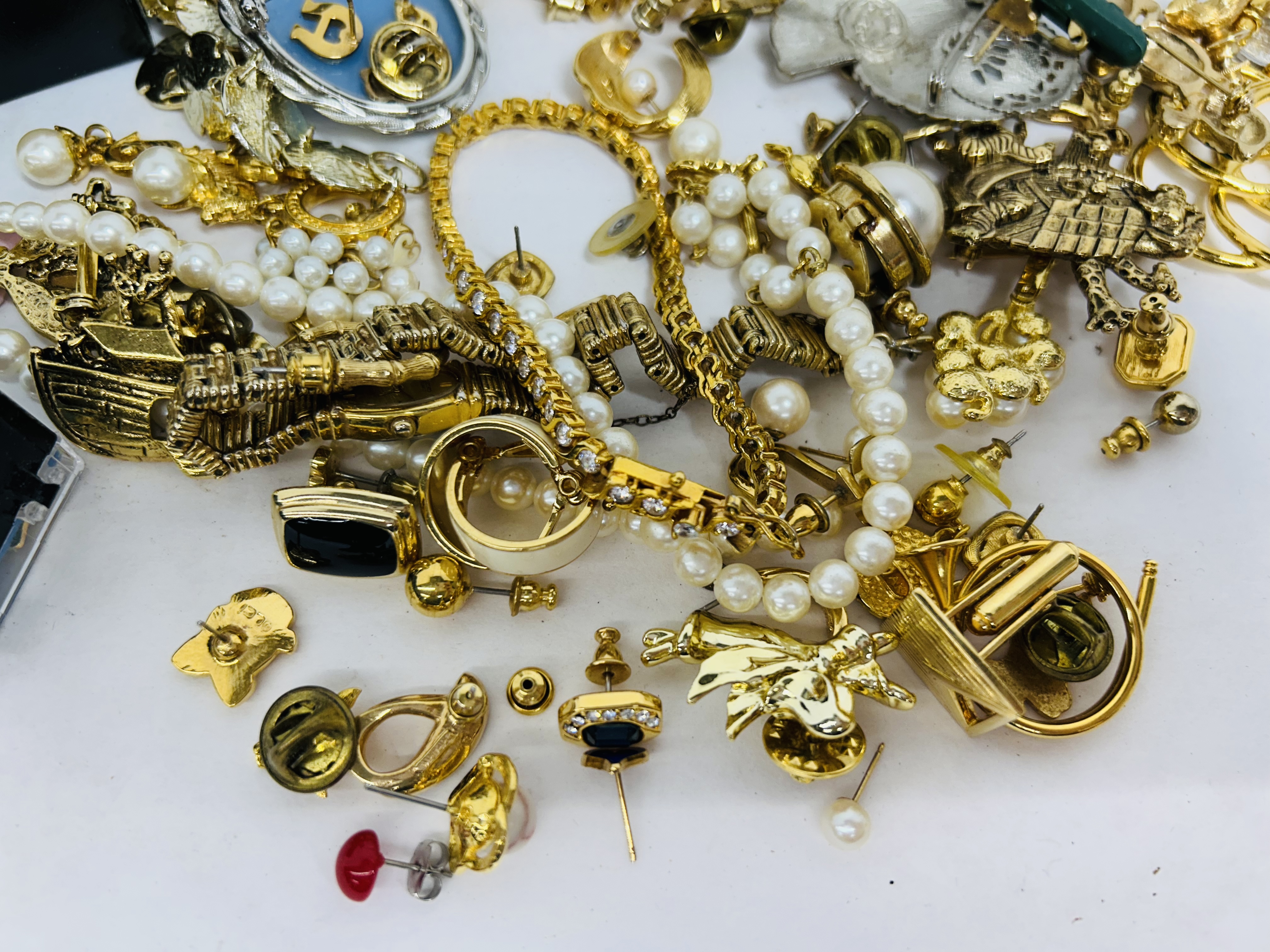 VARIOUS COSTUME JEWELRY COLLECTION, 20TH CENTURY