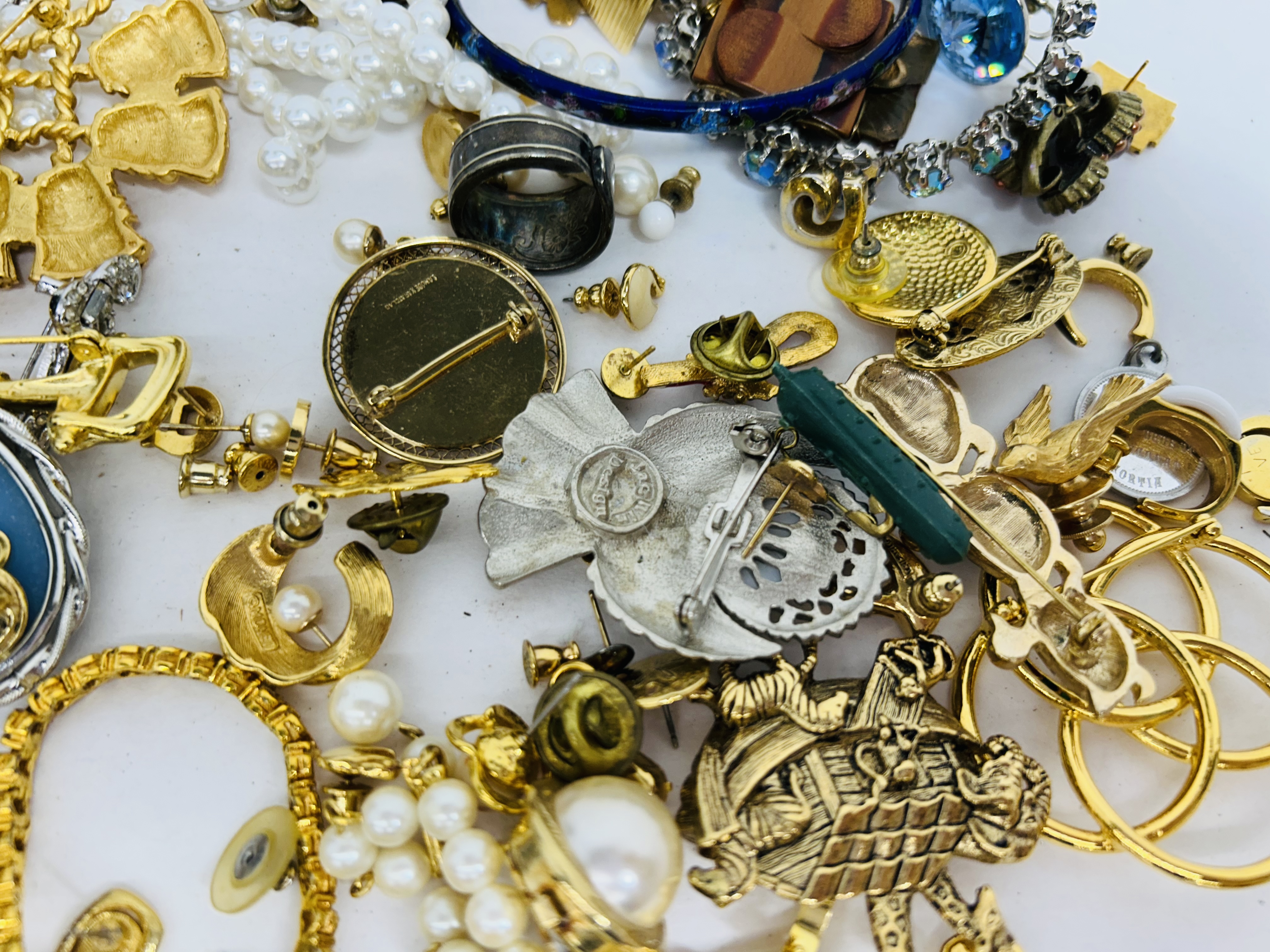 VARIOUS COSTUME JEWELRY COLLECTION, 20TH CENTURY