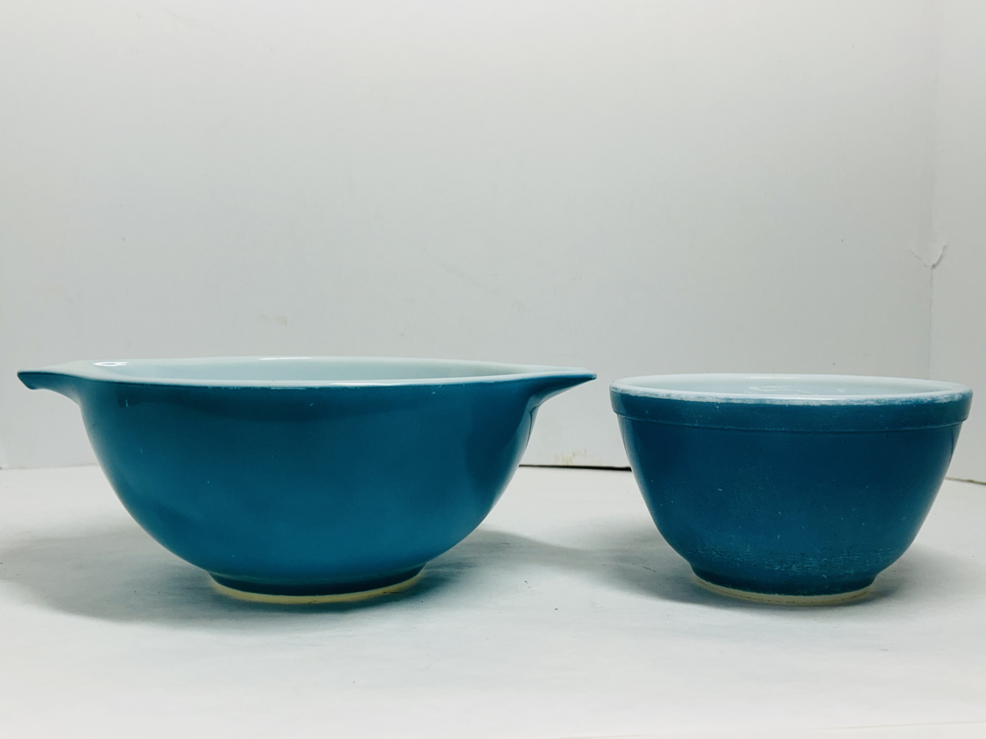 PYREX TURQUOISE GLASS BOWLS, MID-20TH CENTURY