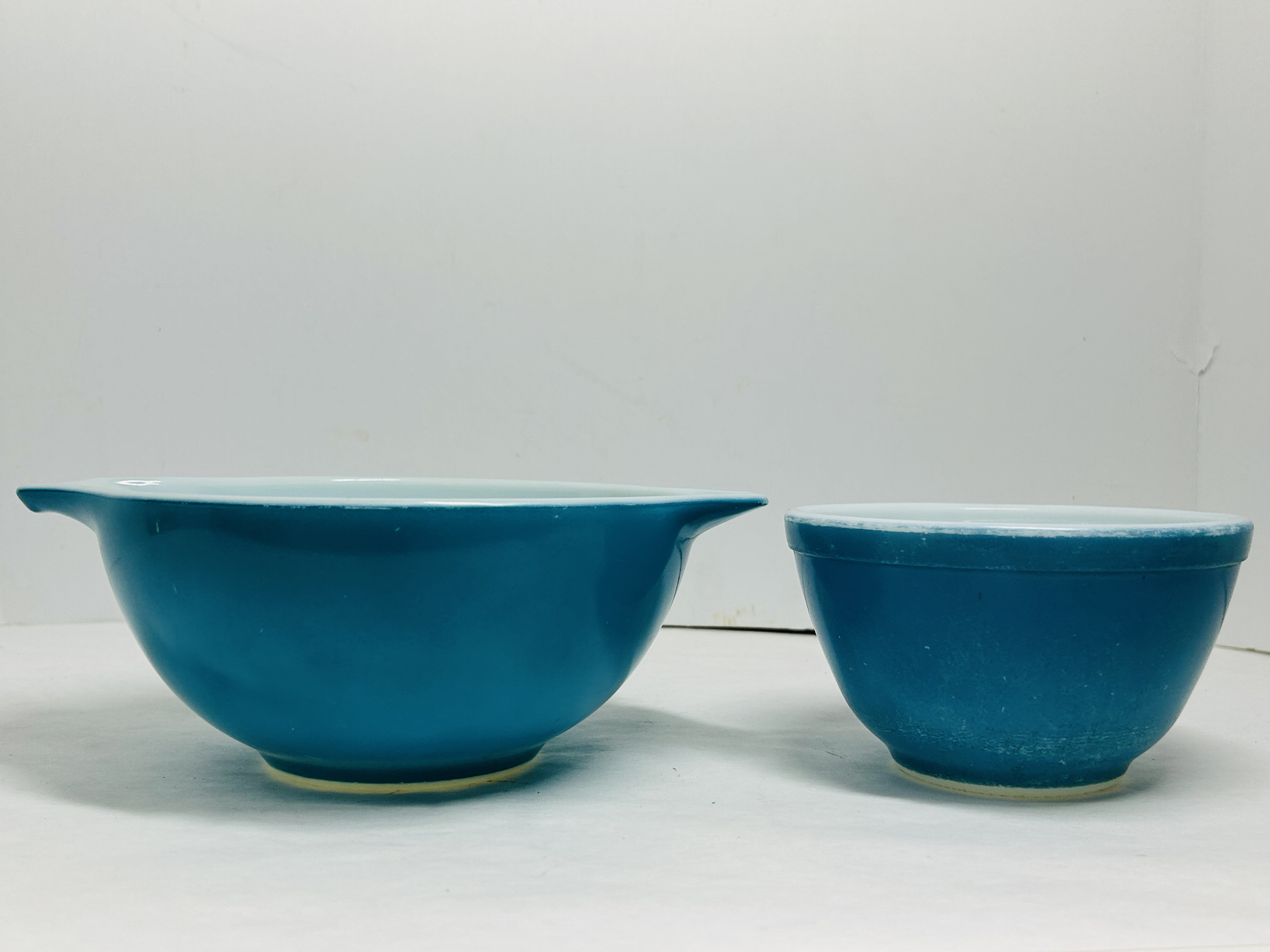 PYREX TURQUOISE GLASS BOWLS, MID-20TH CENTURY