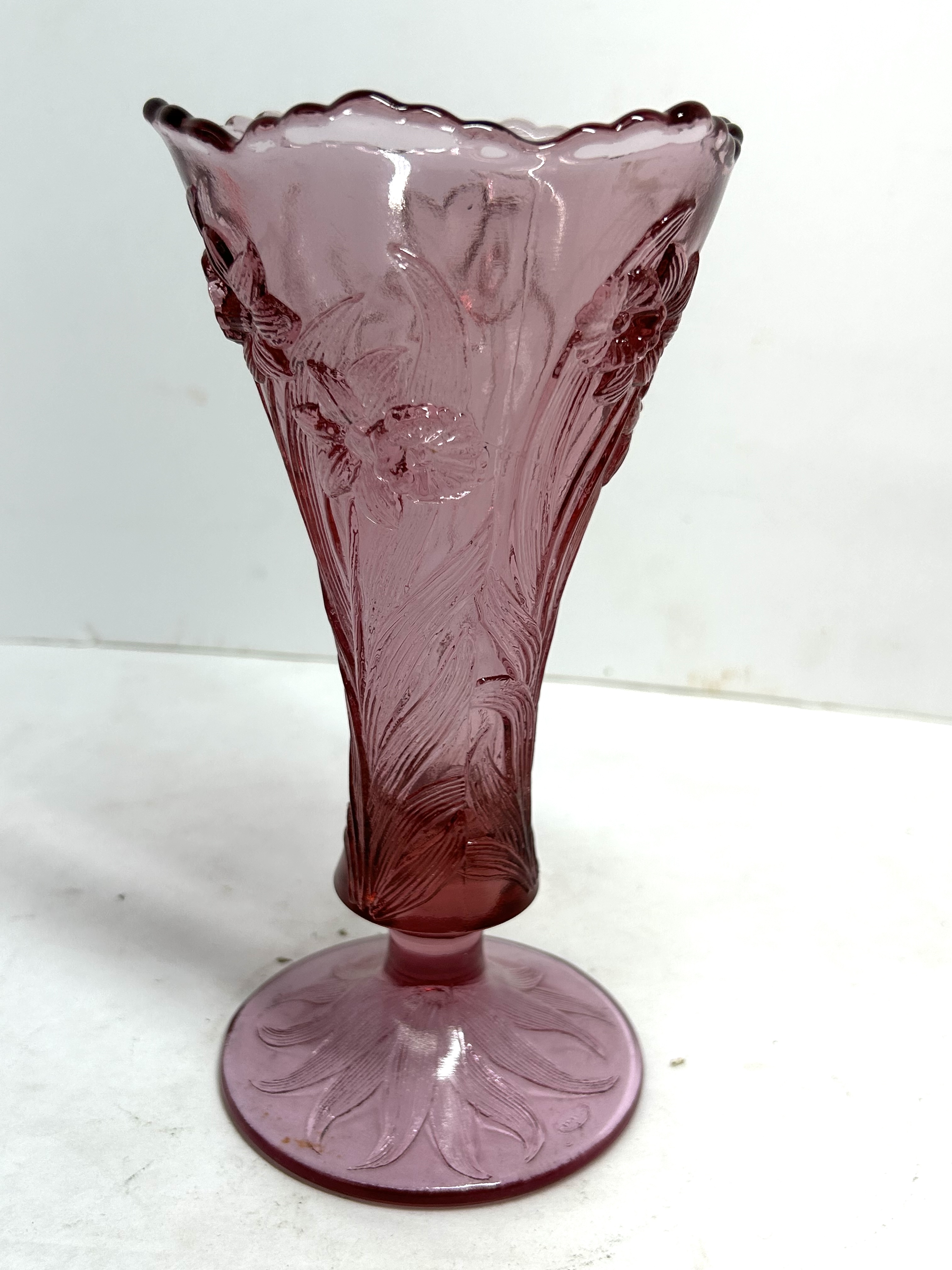 FENTON DAFFODIL PINK GLASS VASE, CIRCA 1950