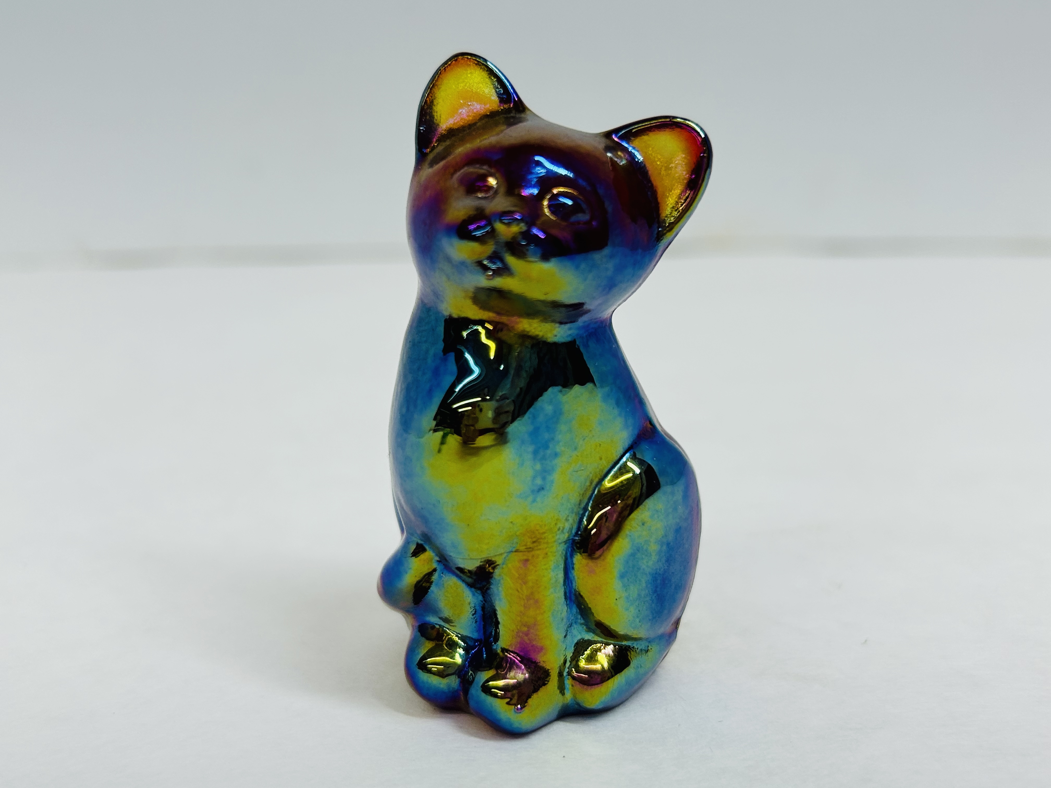 AMERICAN CARNIVAL GLASS SEATED CAT, 20TH CENTURY