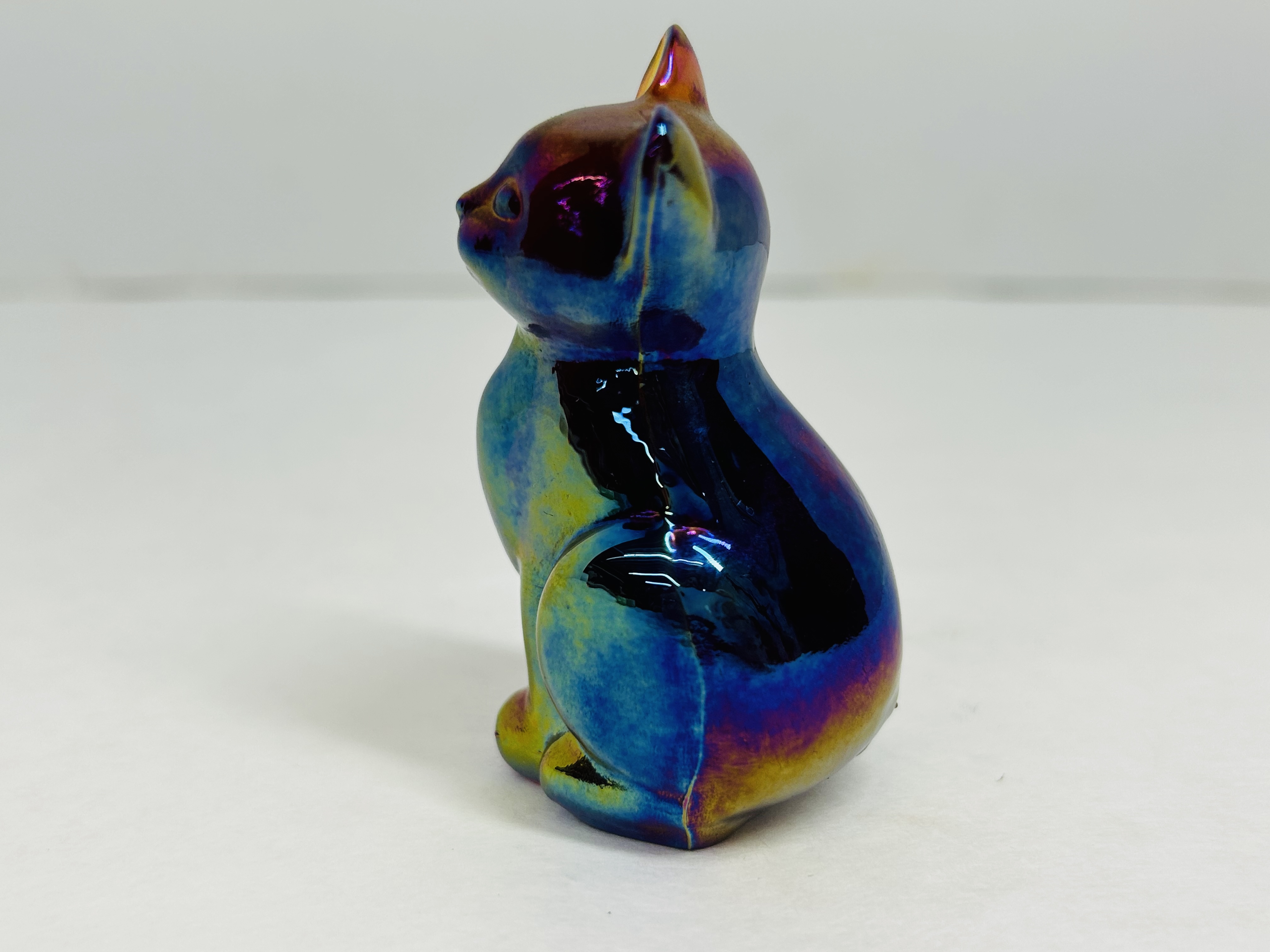 AMERICAN CARNIVAL GLASS SEATED CAT, 20TH CENTURY