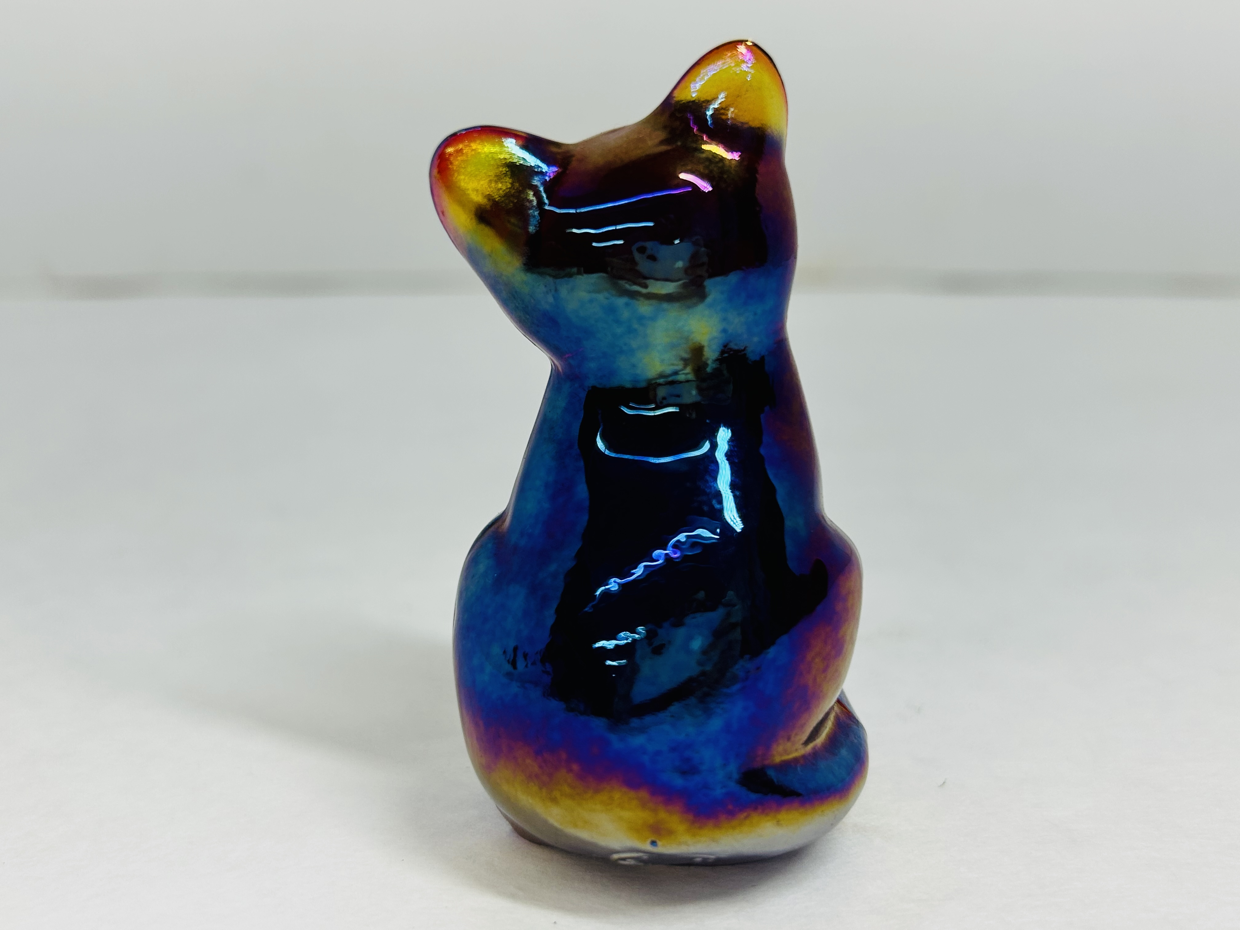 AMERICAN CARNIVAL GLASS SEATED CAT, 20TH CENTURY