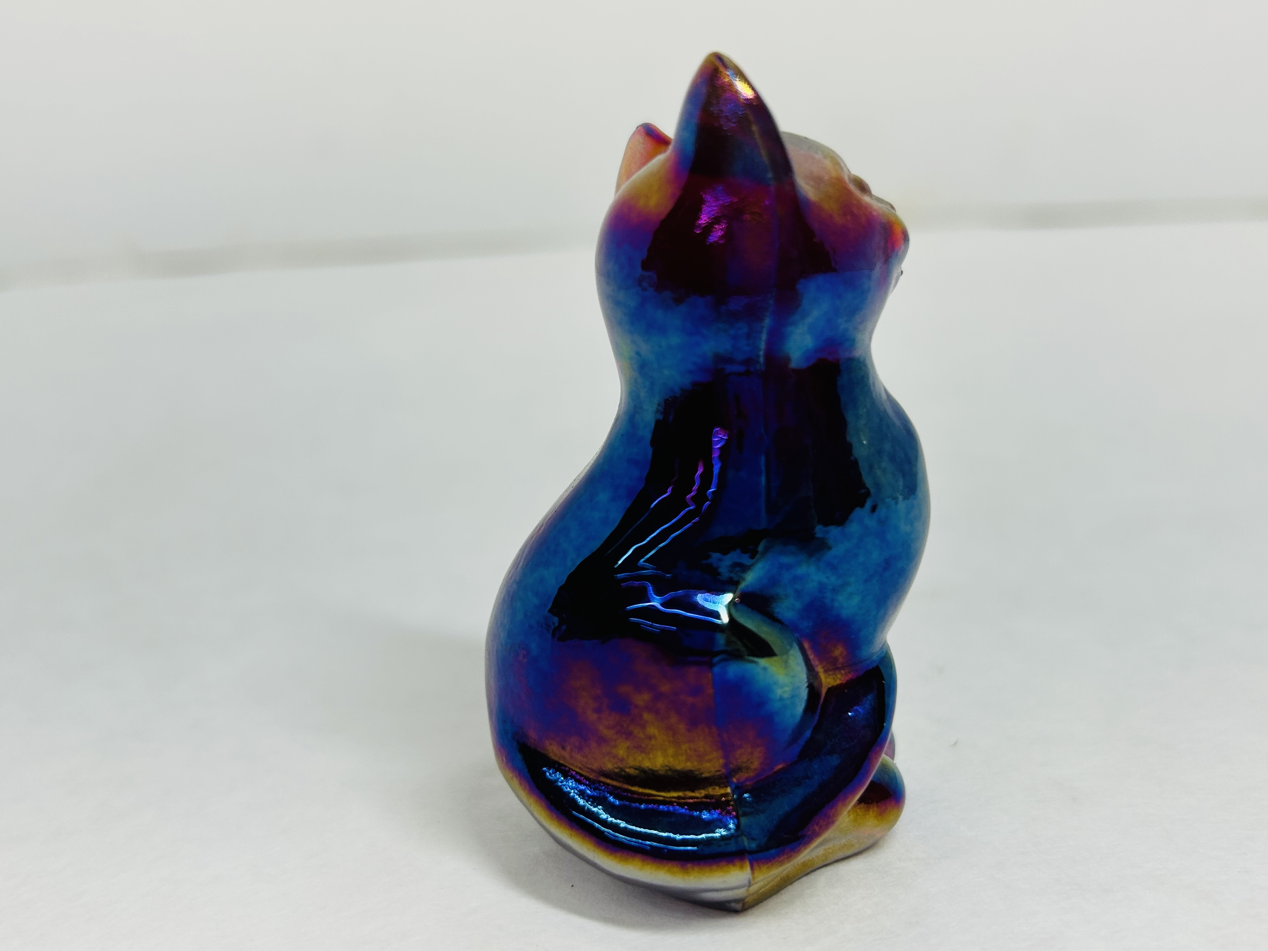 AMERICAN CARNIVAL GLASS SEATED CAT, 20TH CENTURY