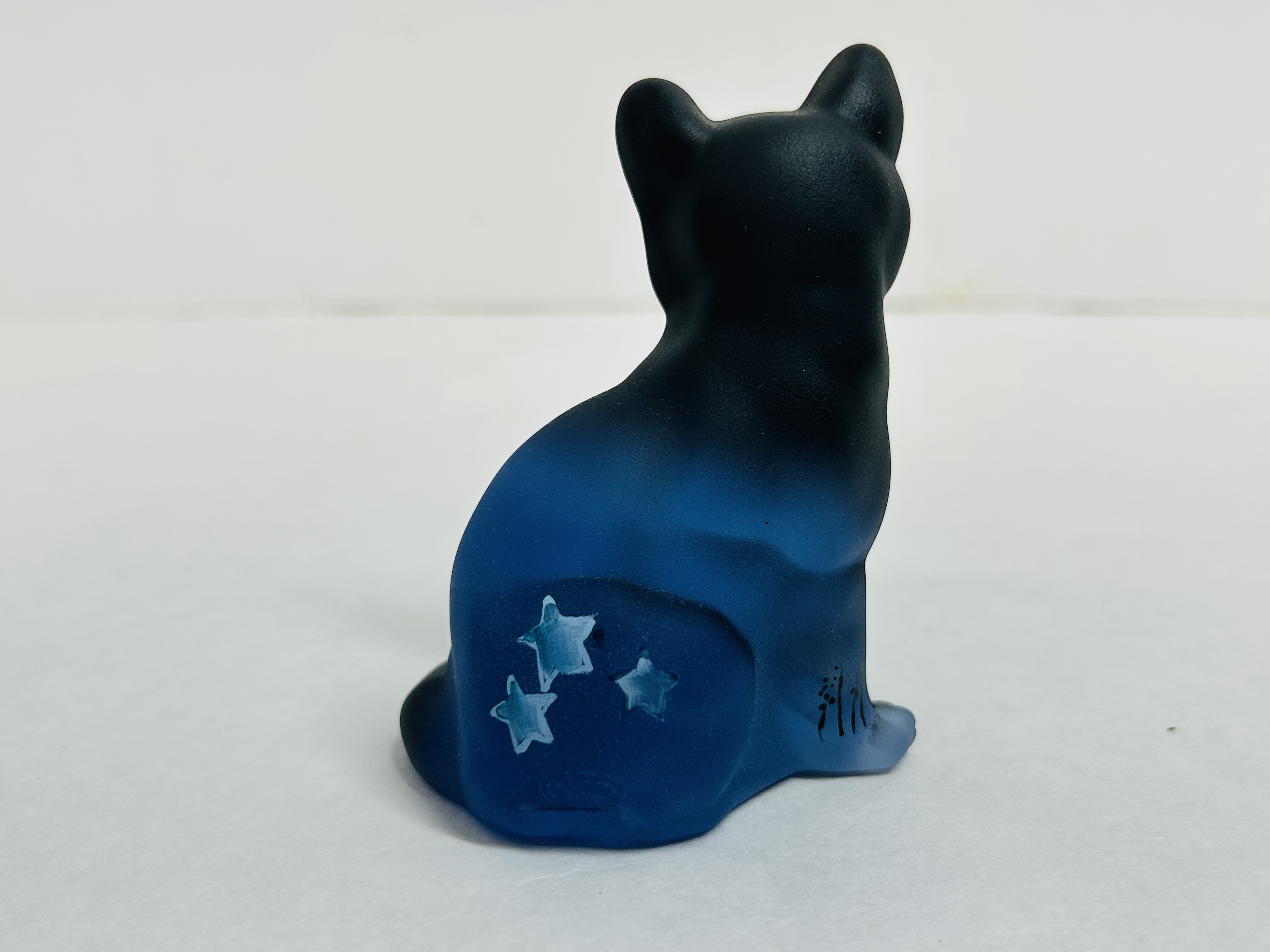 KIM BARLEY SEATED CAT GLASS, 2024