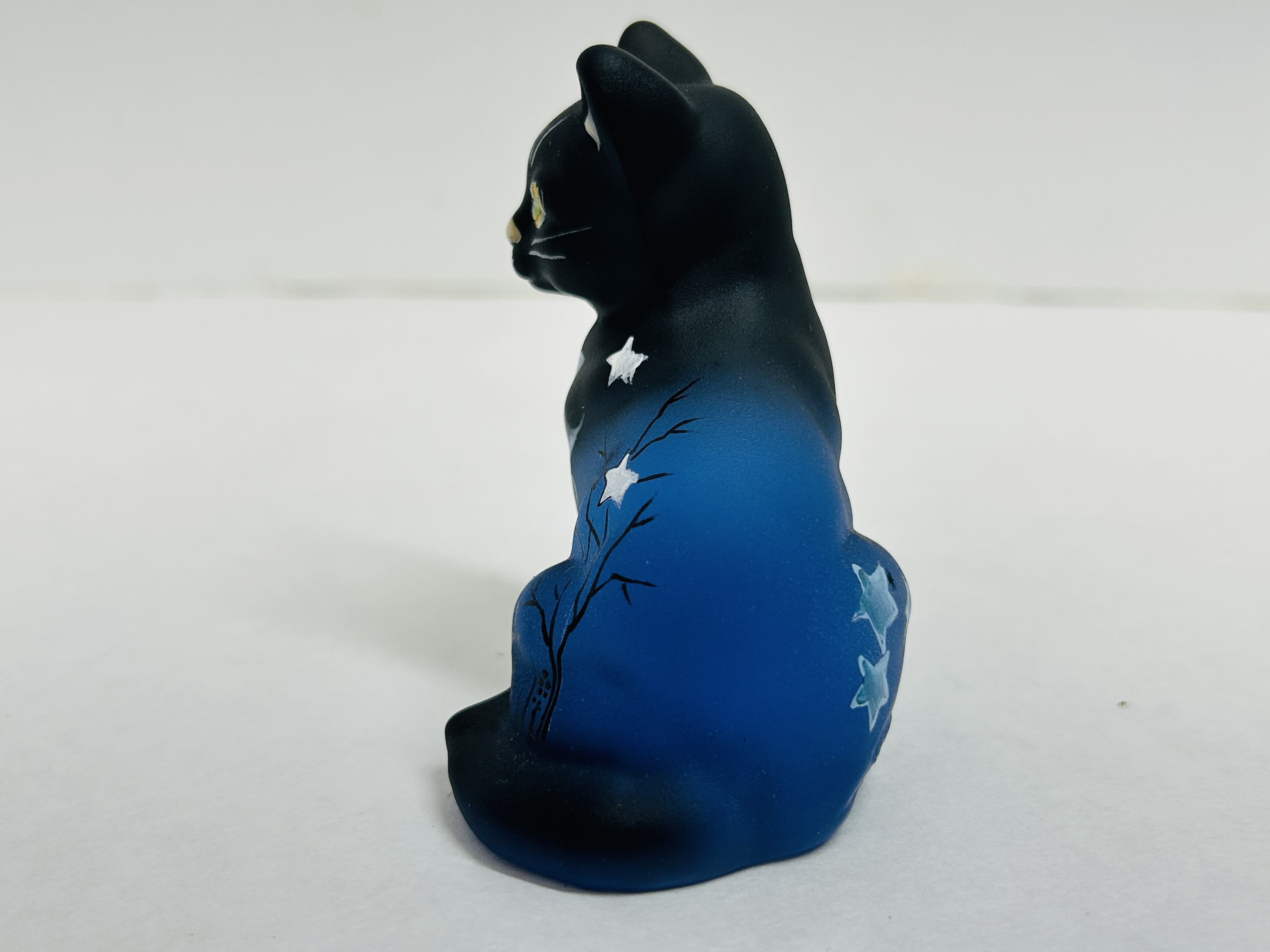 KIM BARLEY SEATED CAT GLASS, 2024