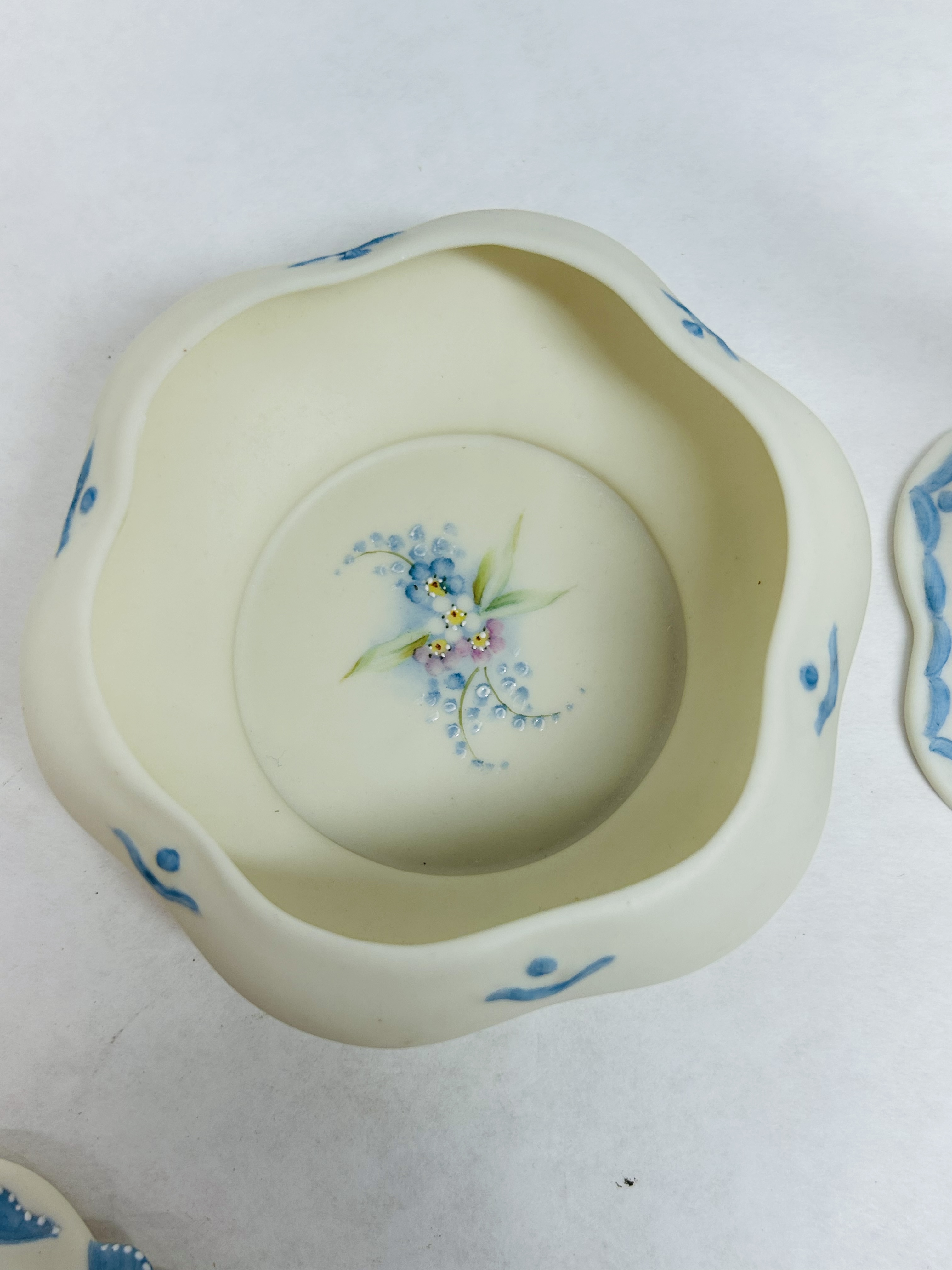 FENTON GLASS AND PORCELAIN TRIO, 1982