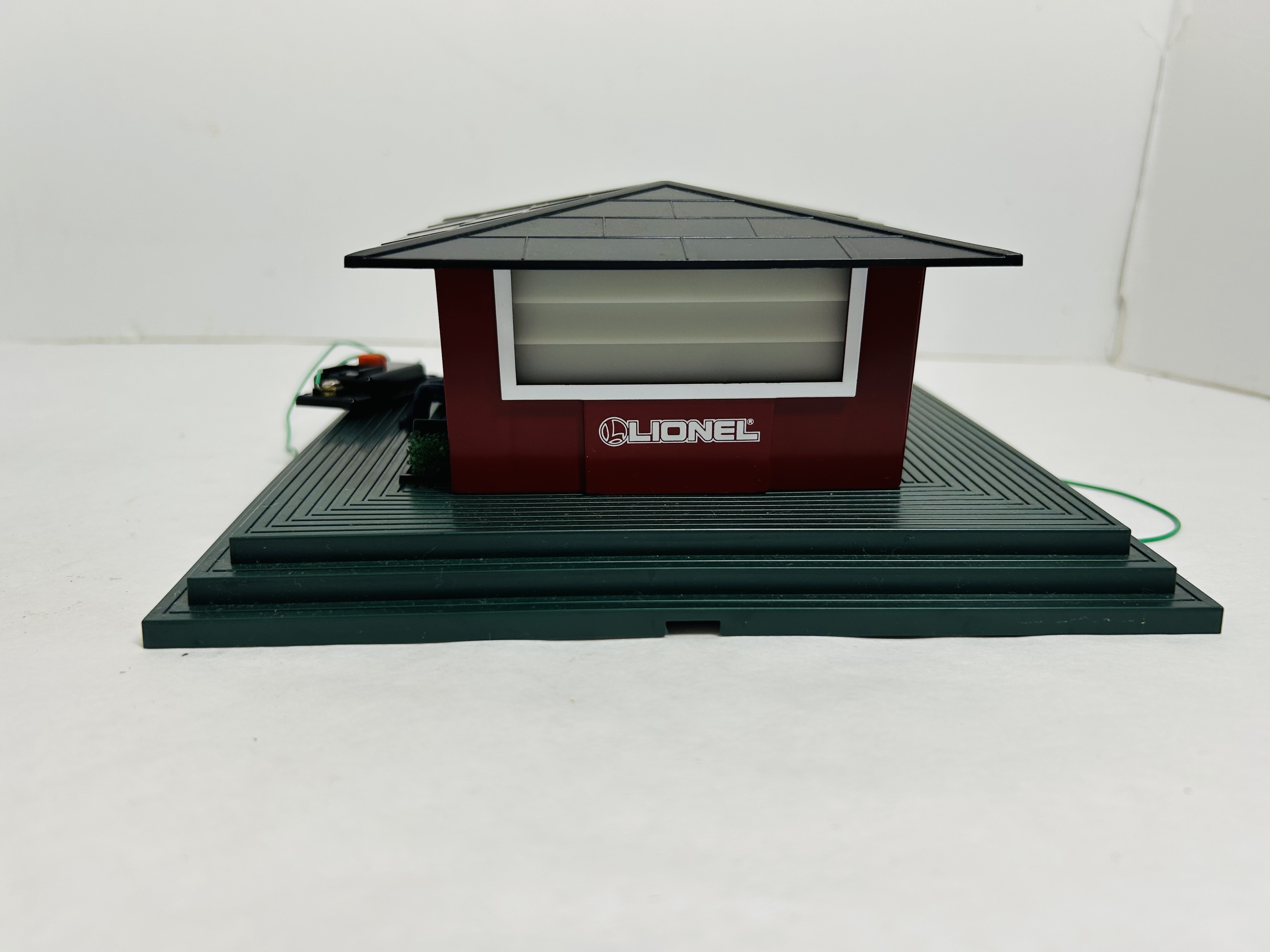 LIONEL WHISTLING FREIGHT SHED, 1990S