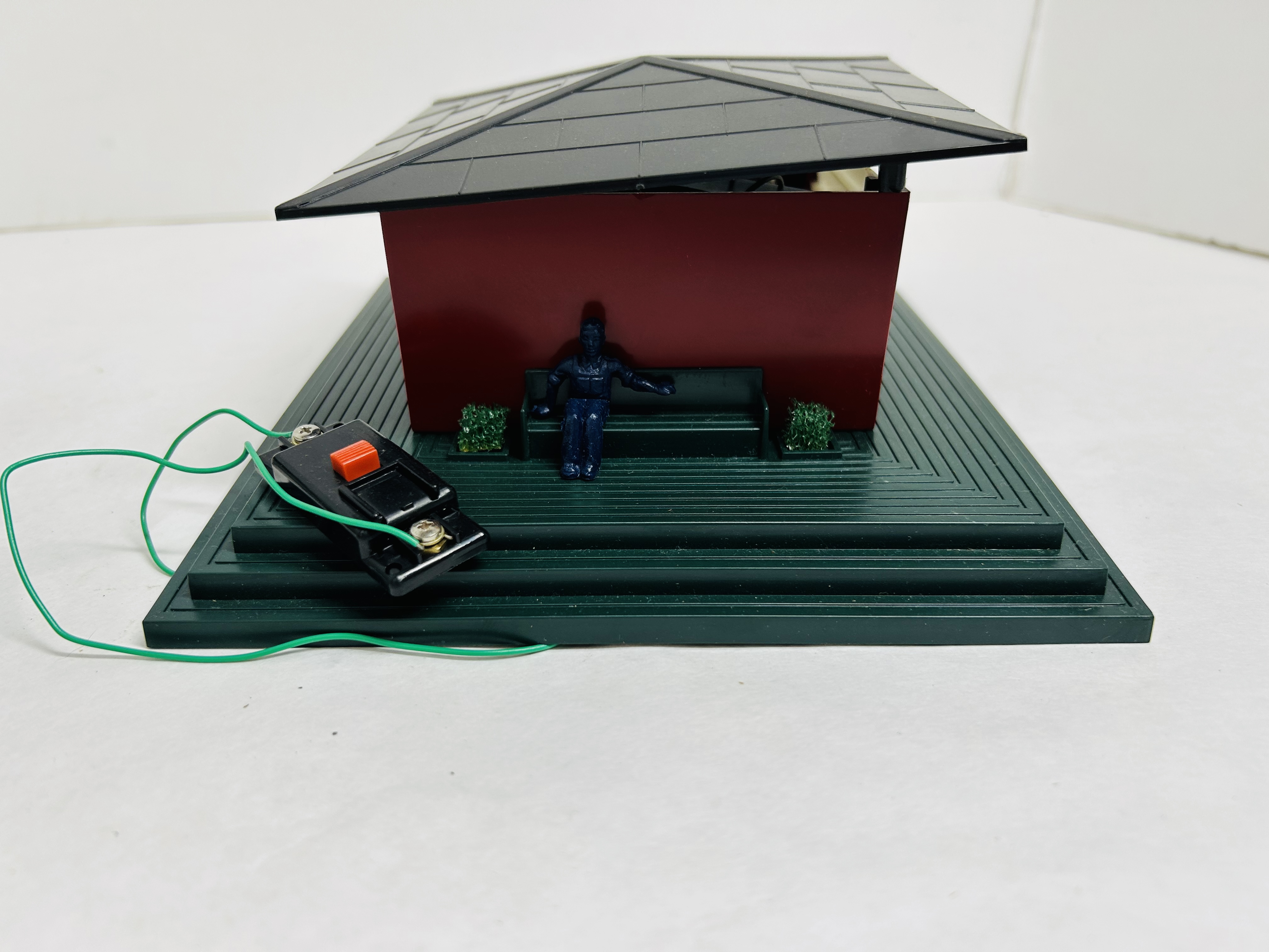 LIONEL WHISTLING FREIGHT SHED, 1990S