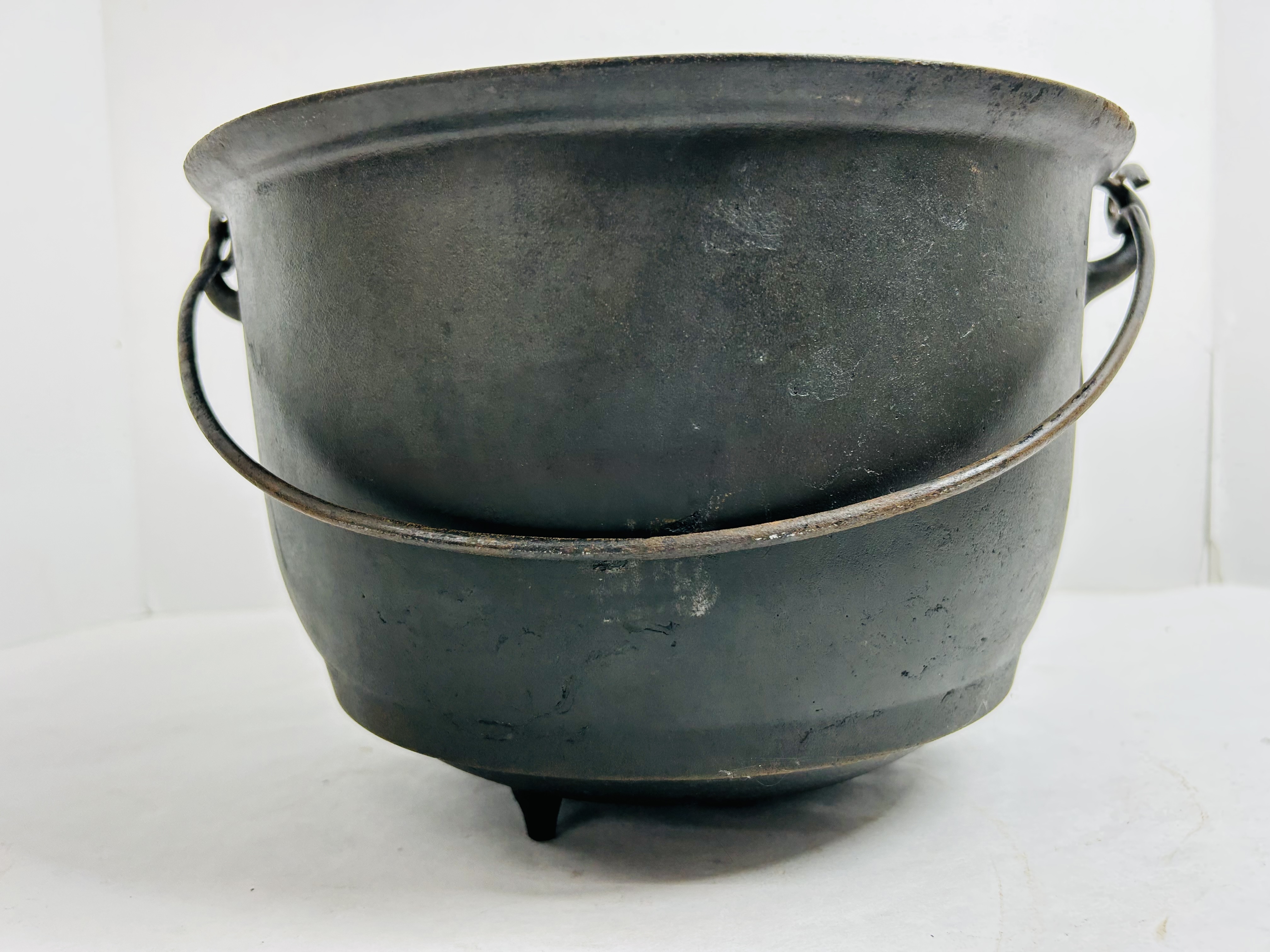 JEWETT & ROOT CAST IRON KETTLE, 19TH CENTURY