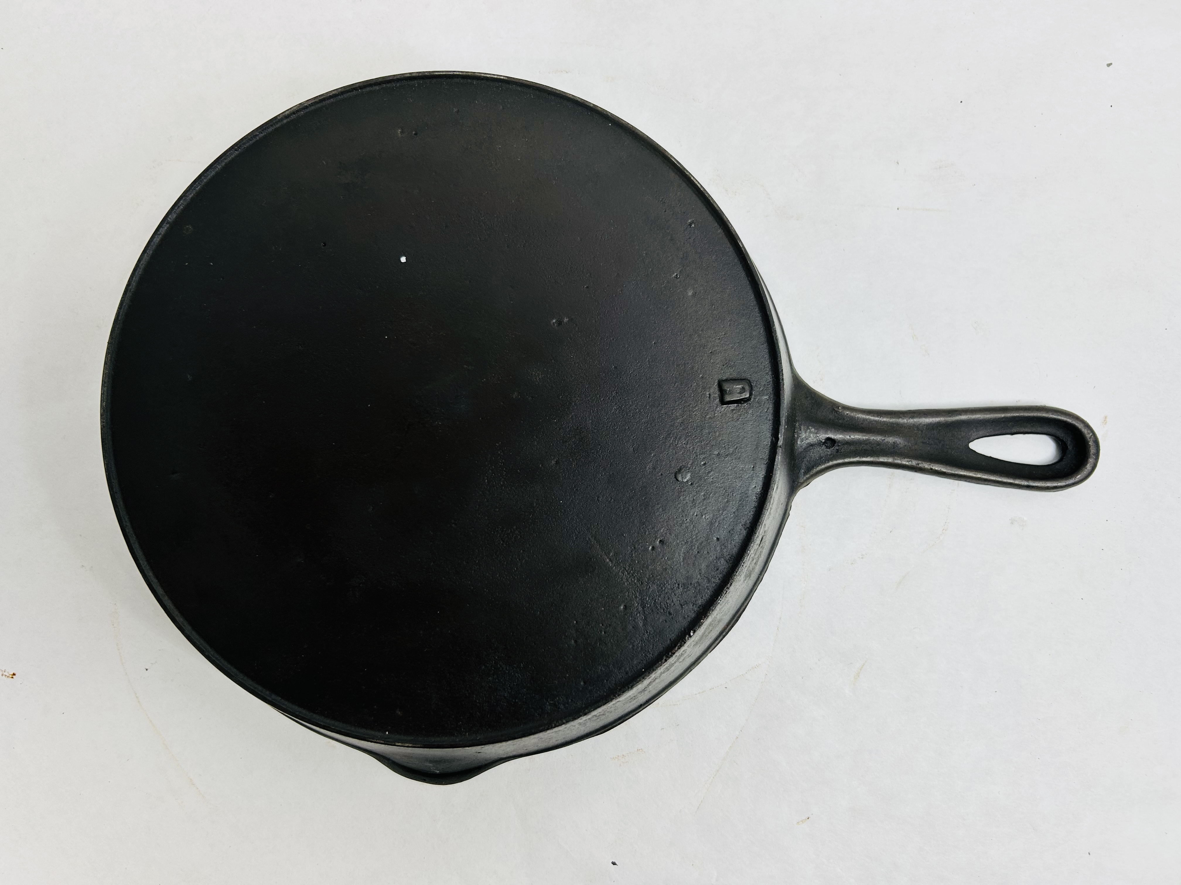 ATTRIBUTED TO VOLLRATH IRON SKILLET, 1950
