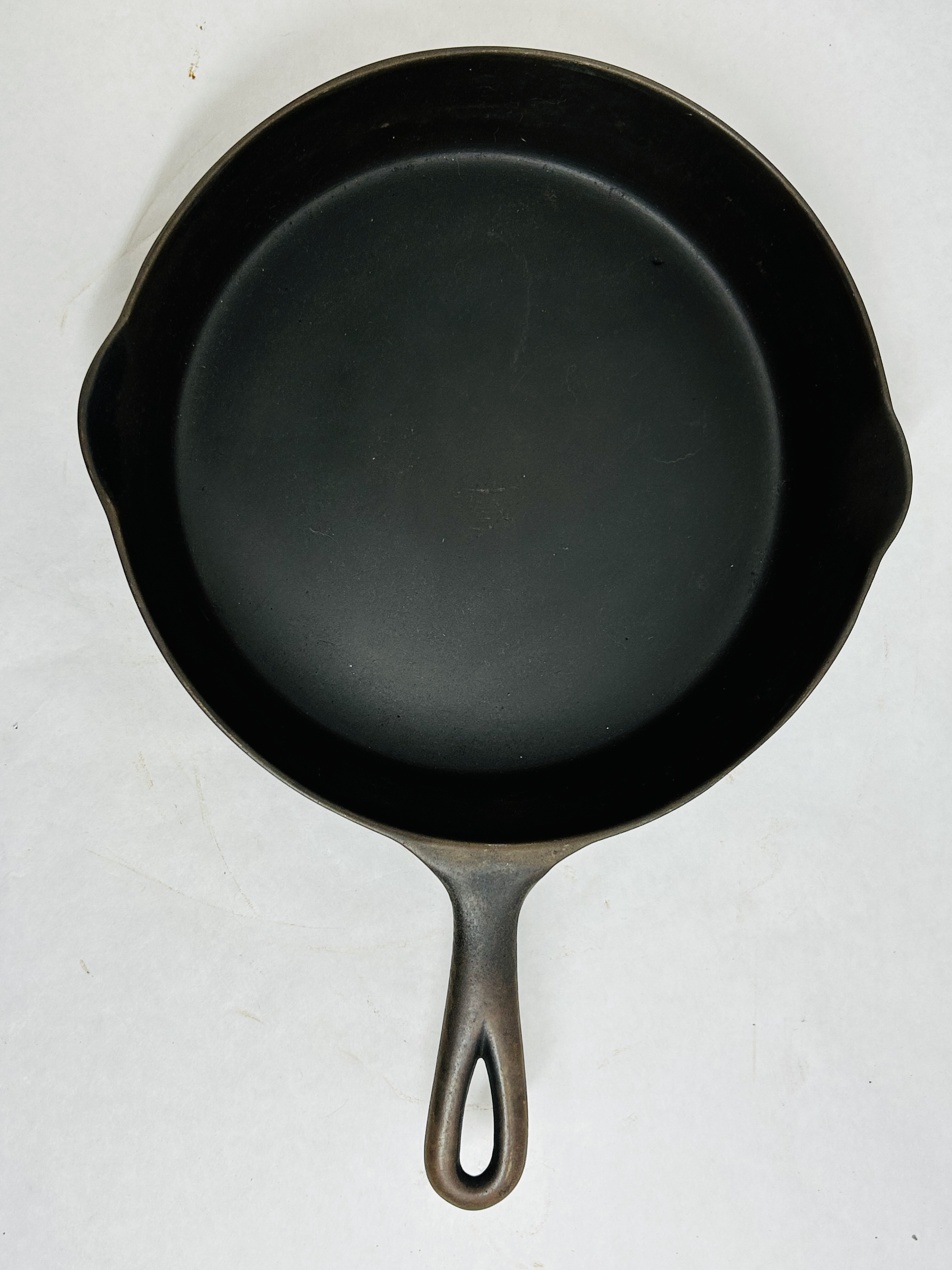 WAPAK CAST IRON SKILLET, CIRCA 1910