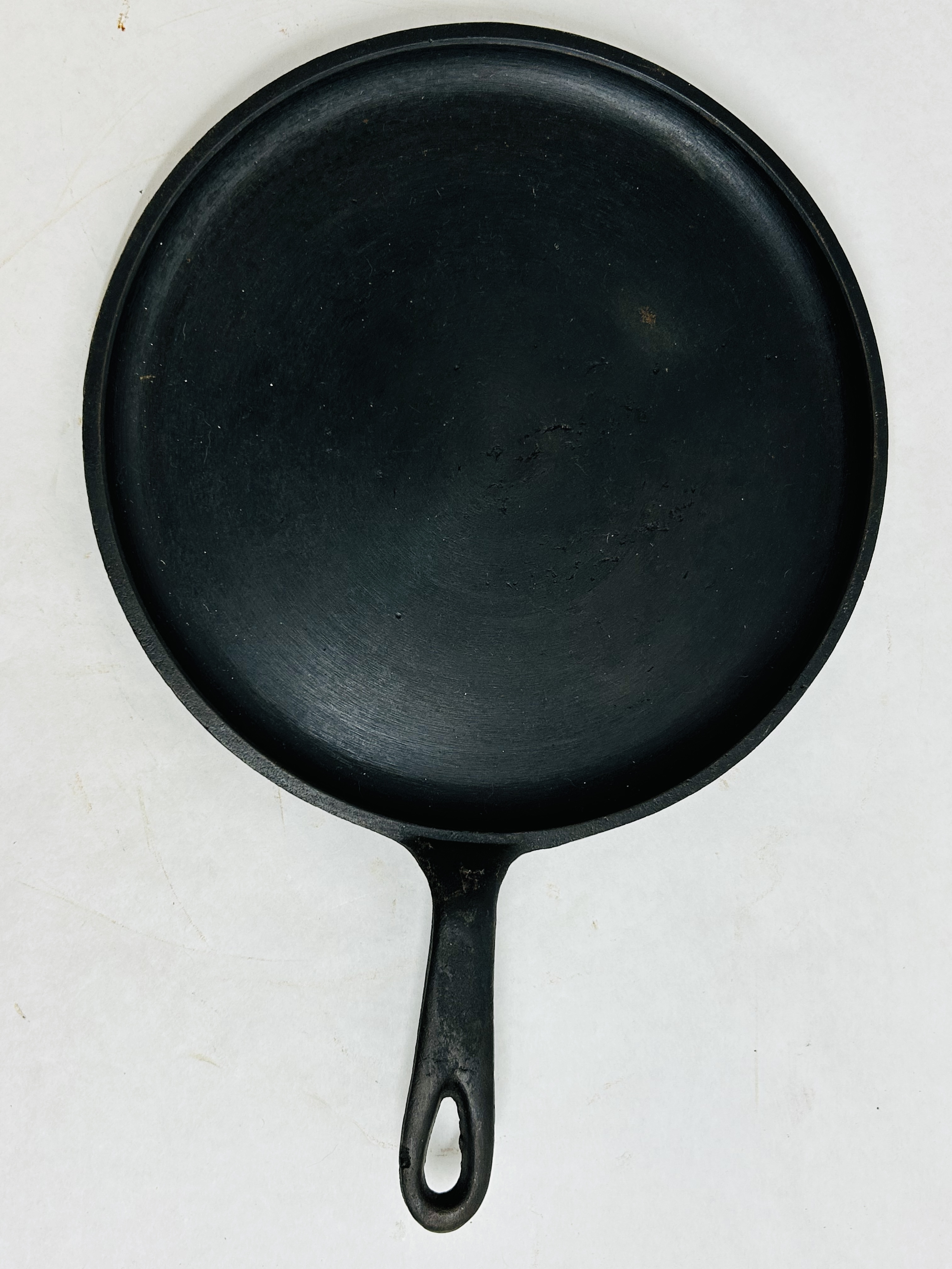 UNMARKED CAST IRON ROUND GRIDDLE, CIRCA 1880