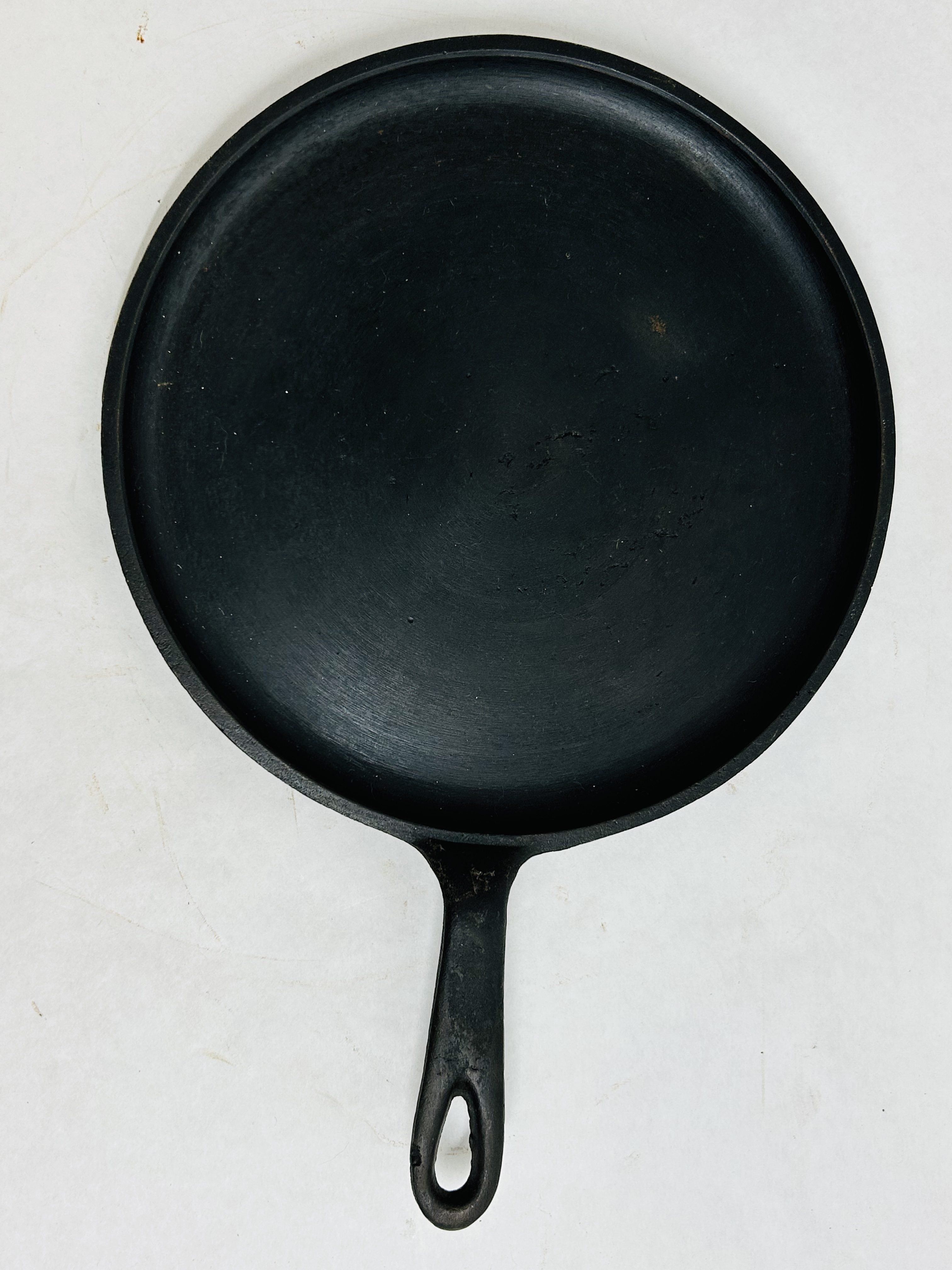 UNMARKED CAST IRON ROUND GRIDDLE, CIRCA 1880