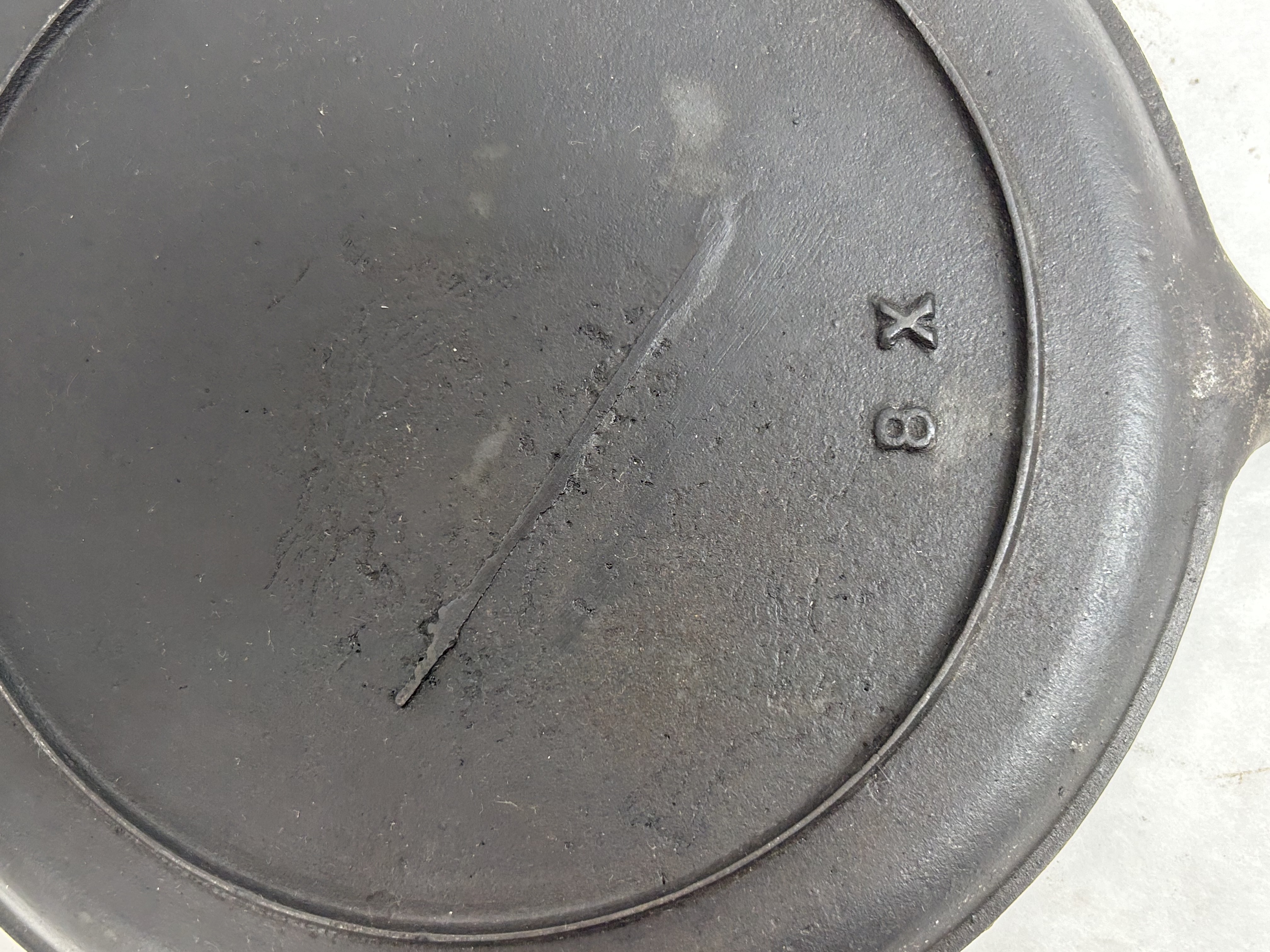 UNMARKED CAST IRON ROUND GRIDDLE, CIRCA 1880