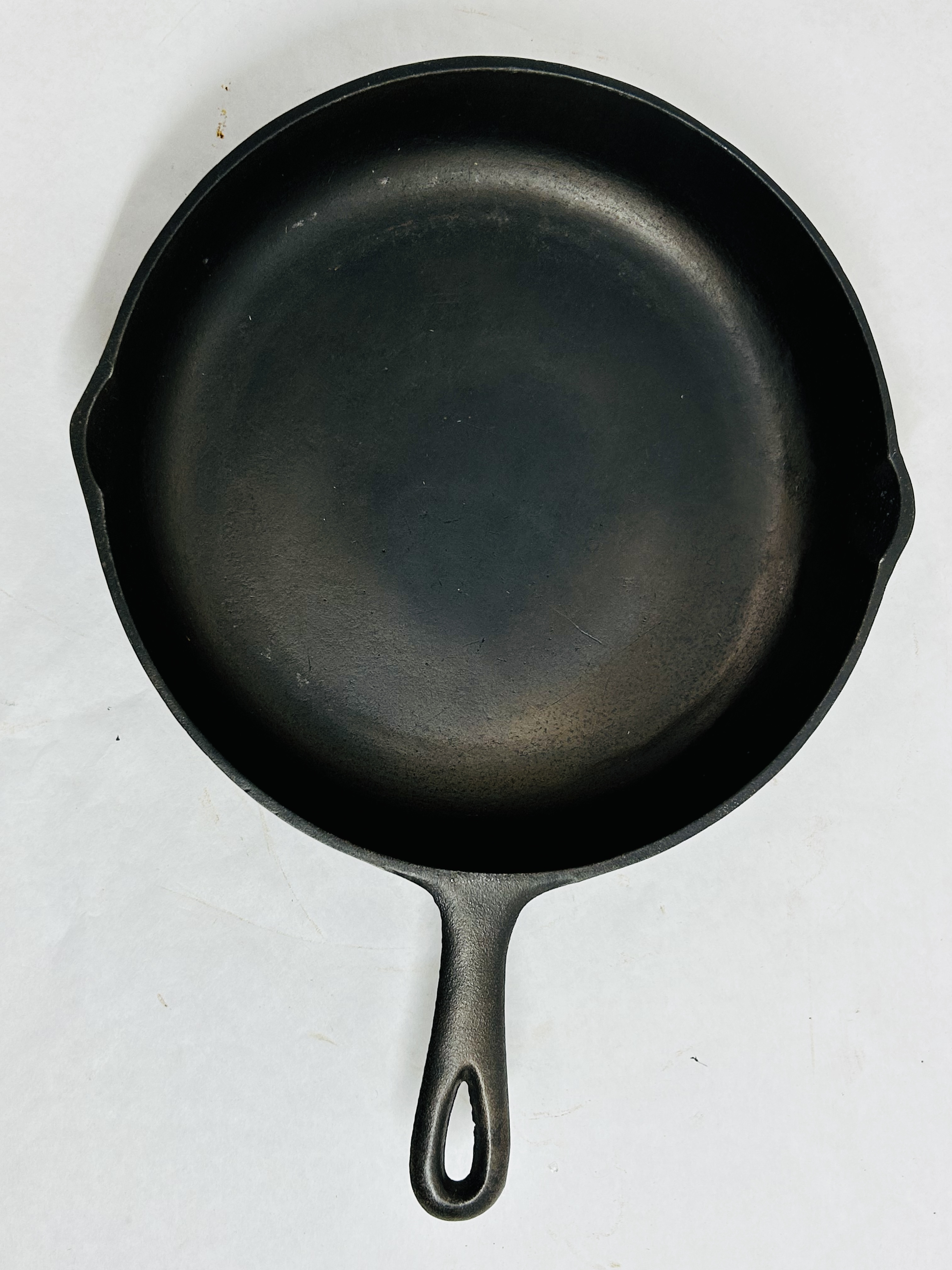 ATTRIBUTED WAGNER CAST IRON SKILLET, POST-1960