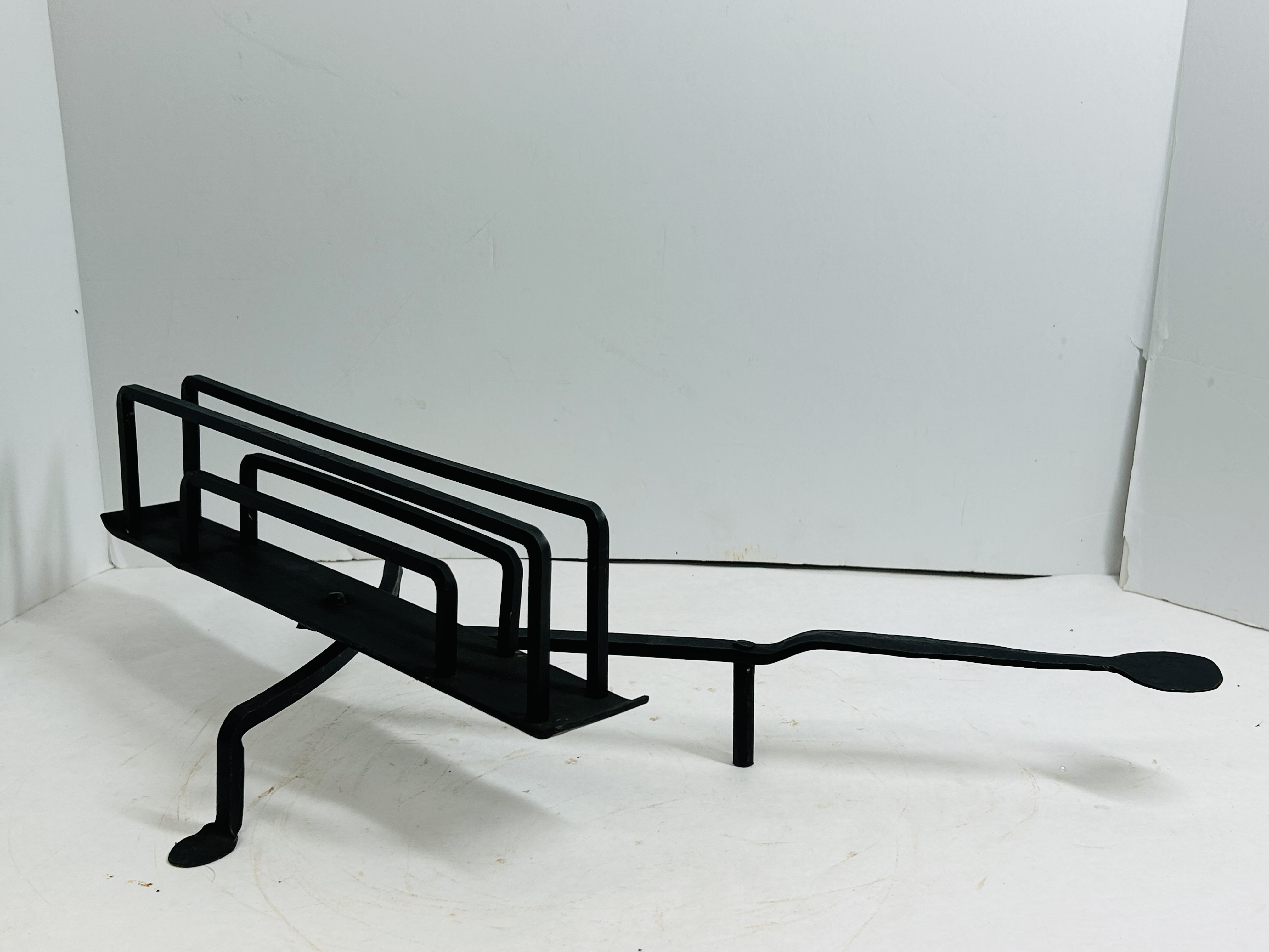 PRIMITIVE WROUGHT IRON HEARTH TOASTER, 18TH/19TH CENTURY