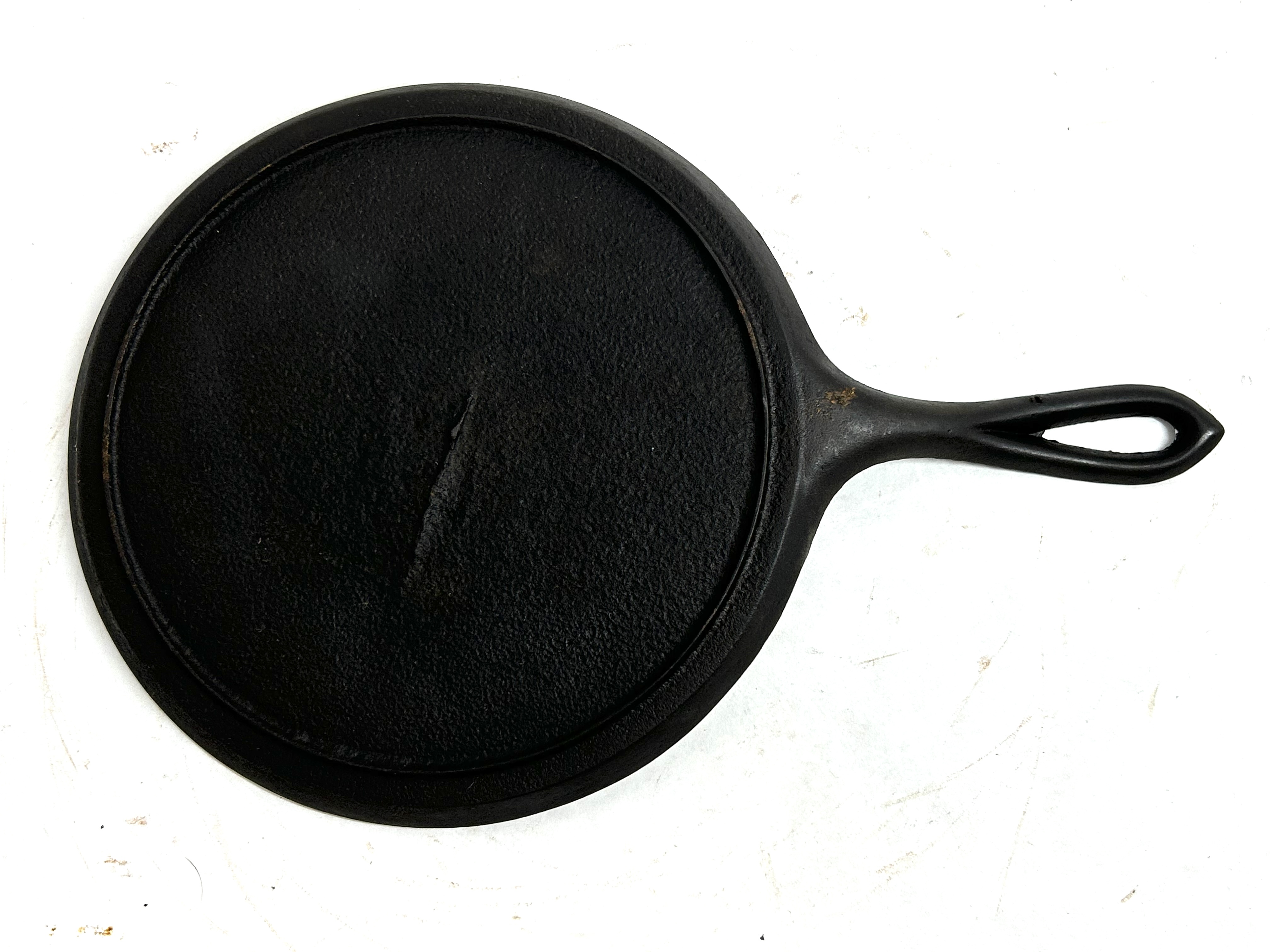 ANTIQUE CAST IRON ROUND GRIDDLE, 19TH CENTURY