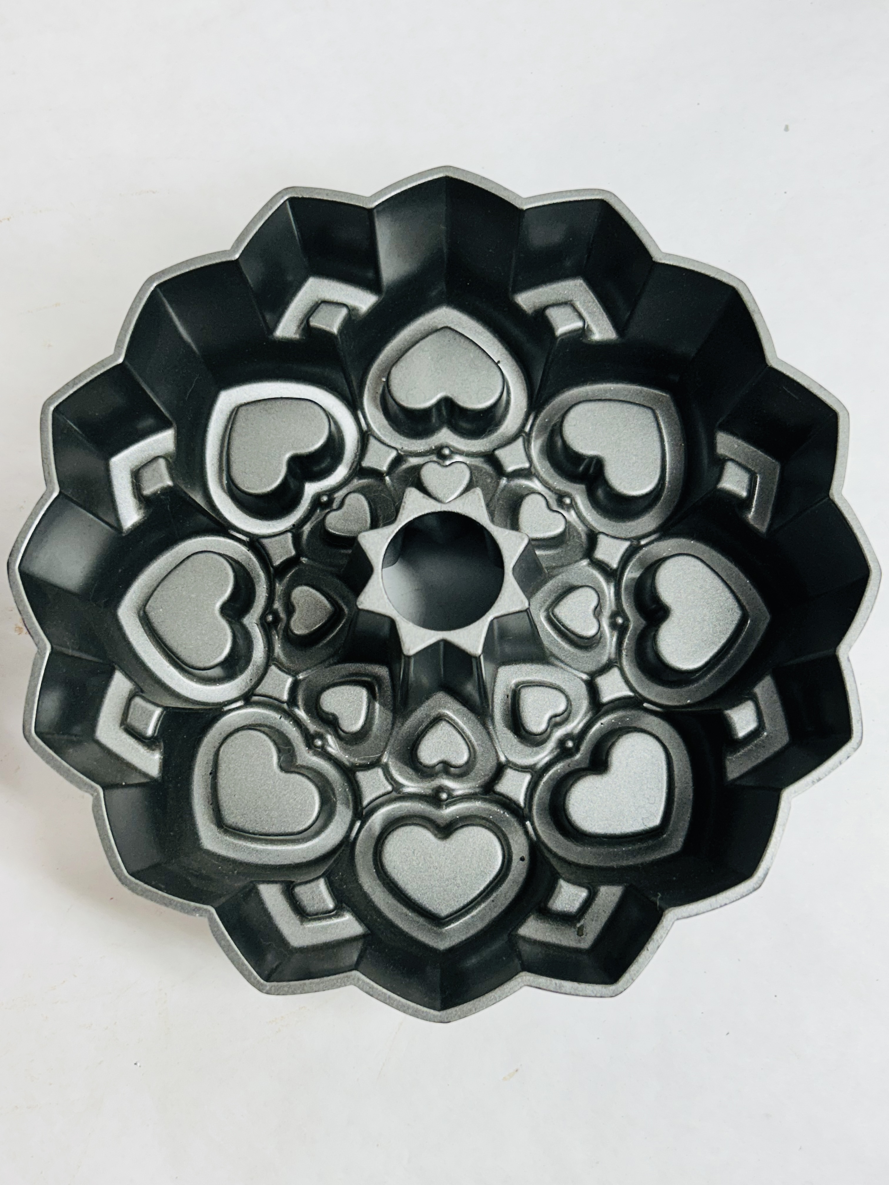 WILTON AND DECORATIVE ALUMINUM BAKEWARE