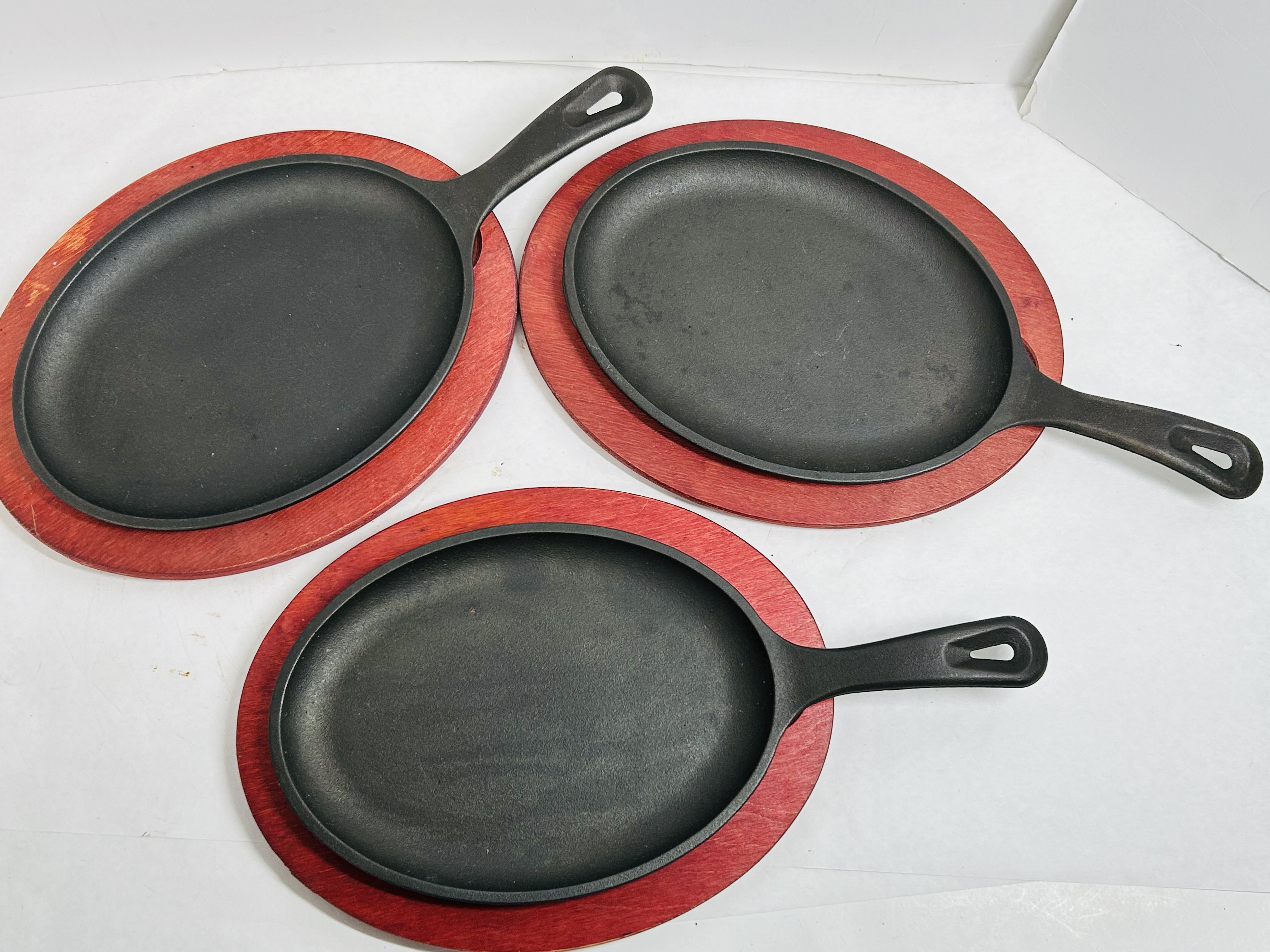 LODGE TRIO CAST IRON SIZZLERS, CONTEMPORARY