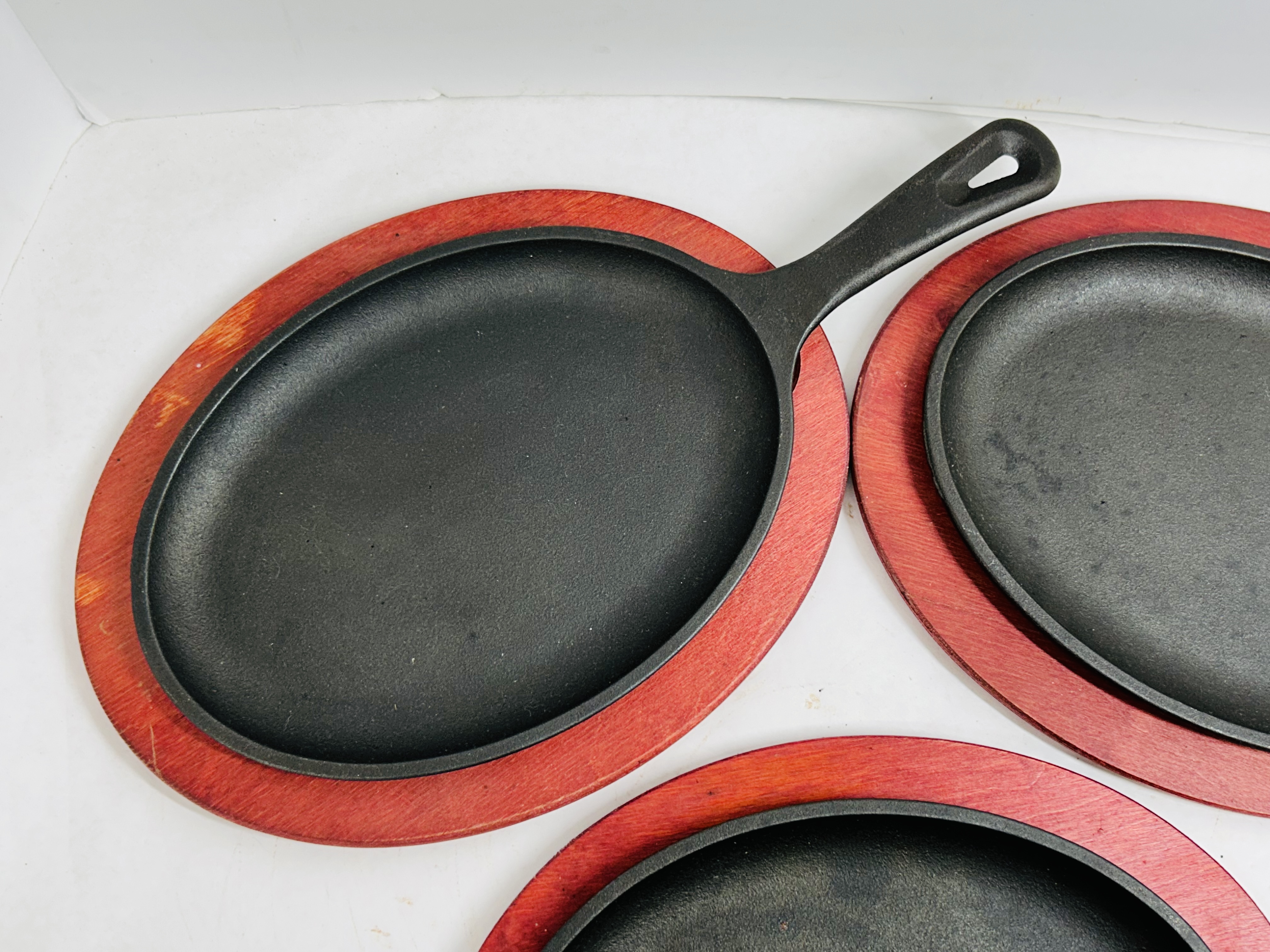 LODGE TRIO CAST IRON SIZZLERS, CONTEMPORARY