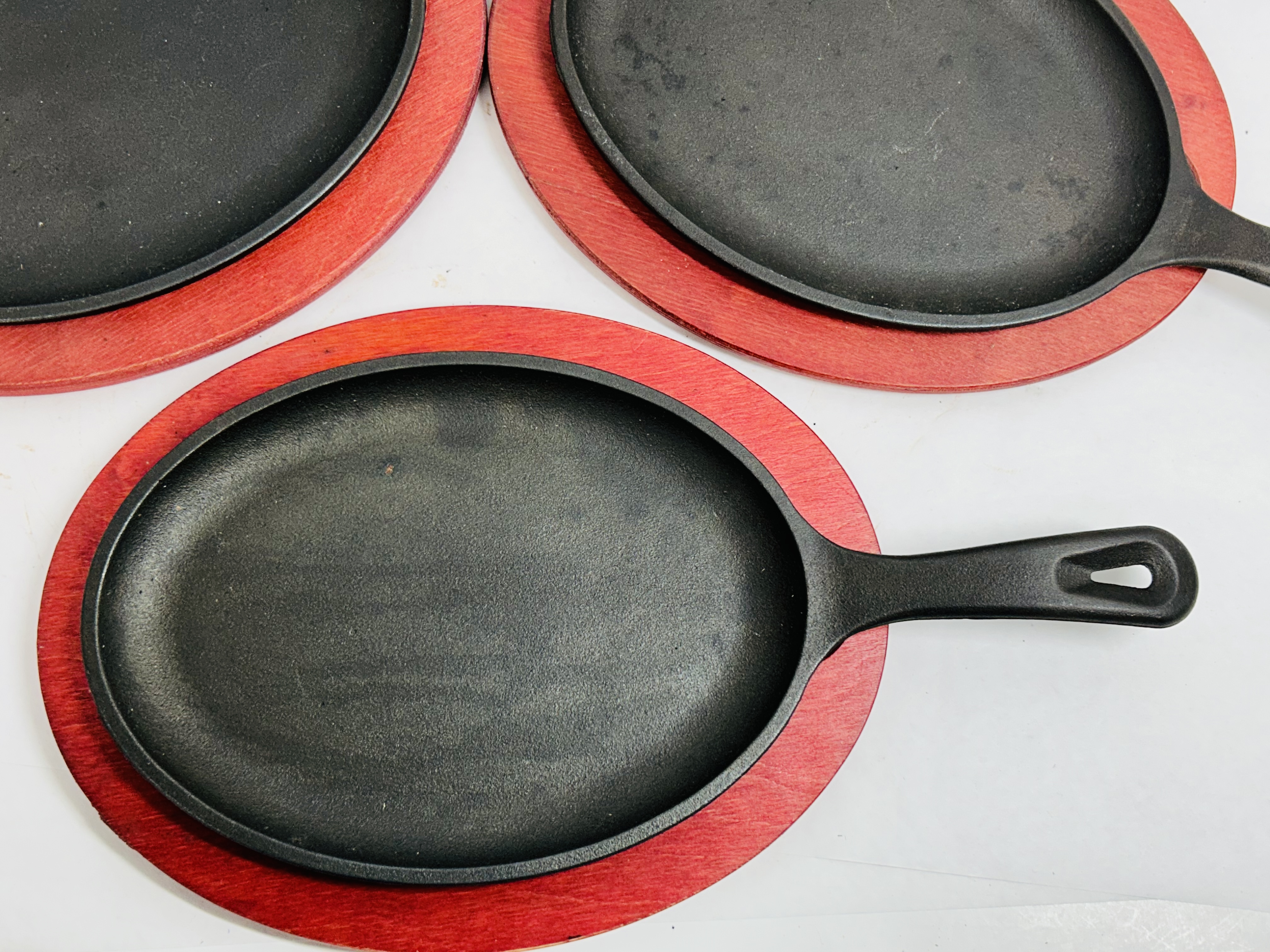 LODGE TRIO CAST IRON SIZZLERS, CONTEMPORARY