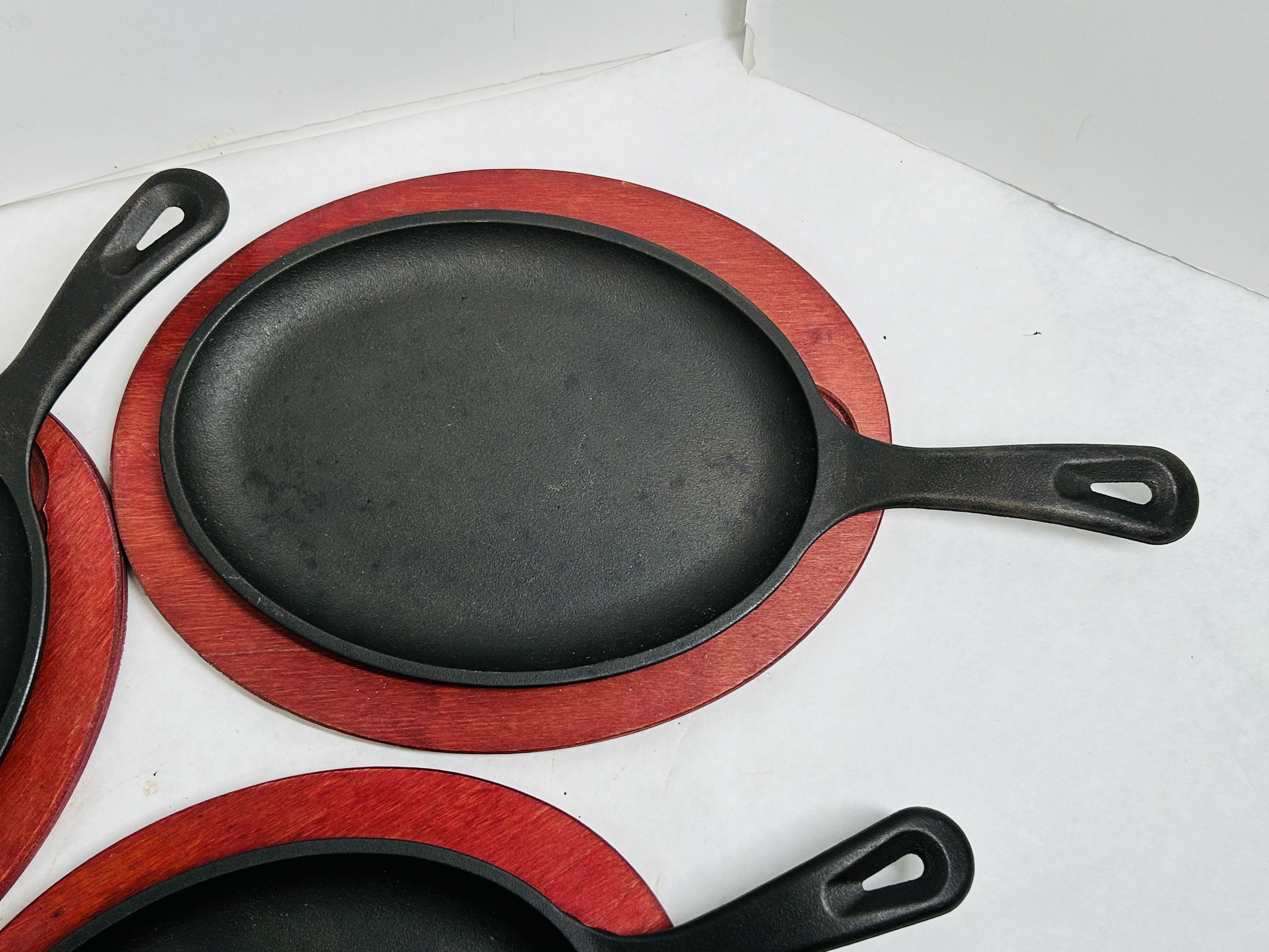 LODGE TRIO CAST IRON SIZZLERS, CONTEMPORARY