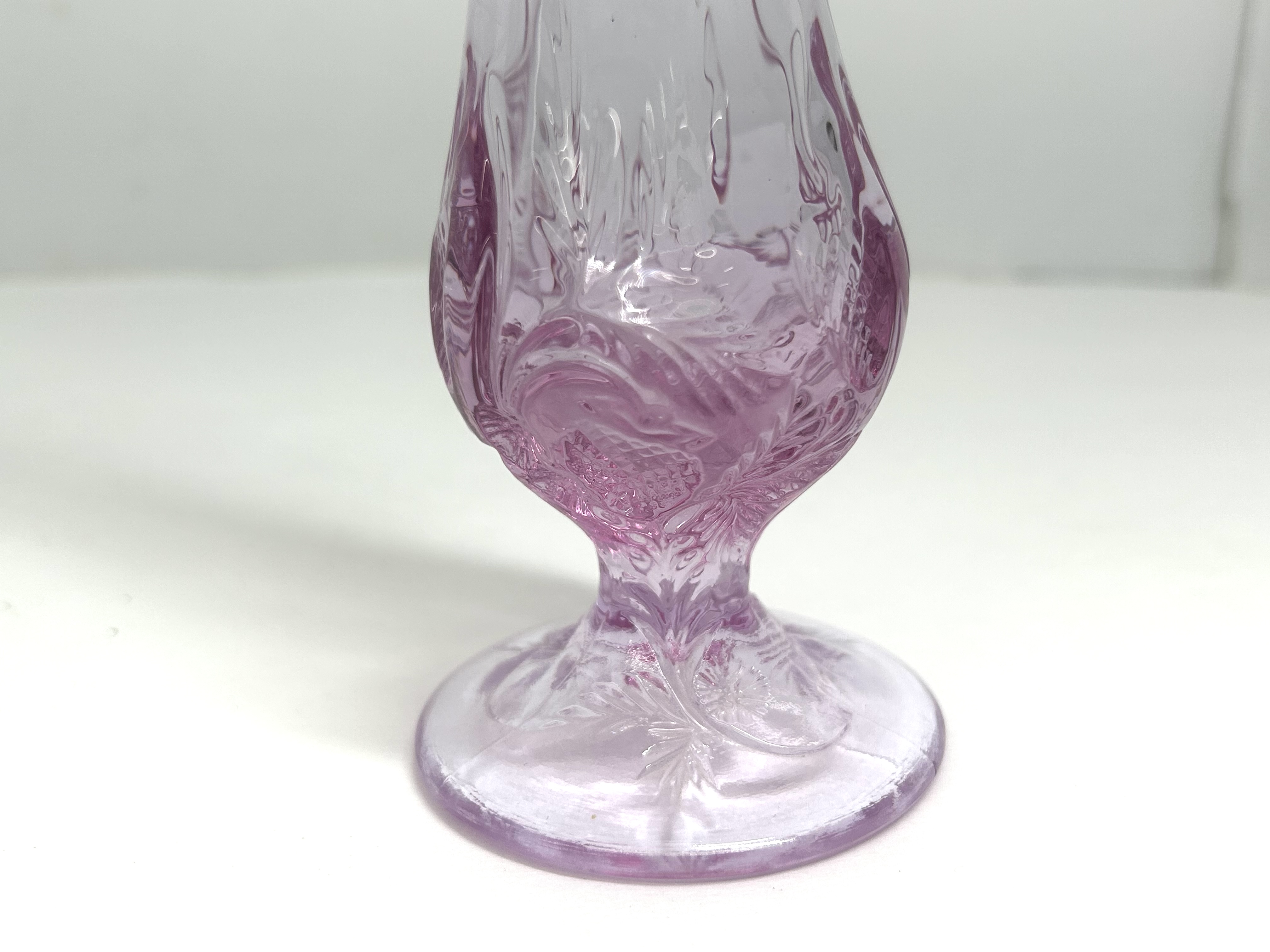 FENTON AMETHYST STRAWBERRY BUD VASE, 1970S