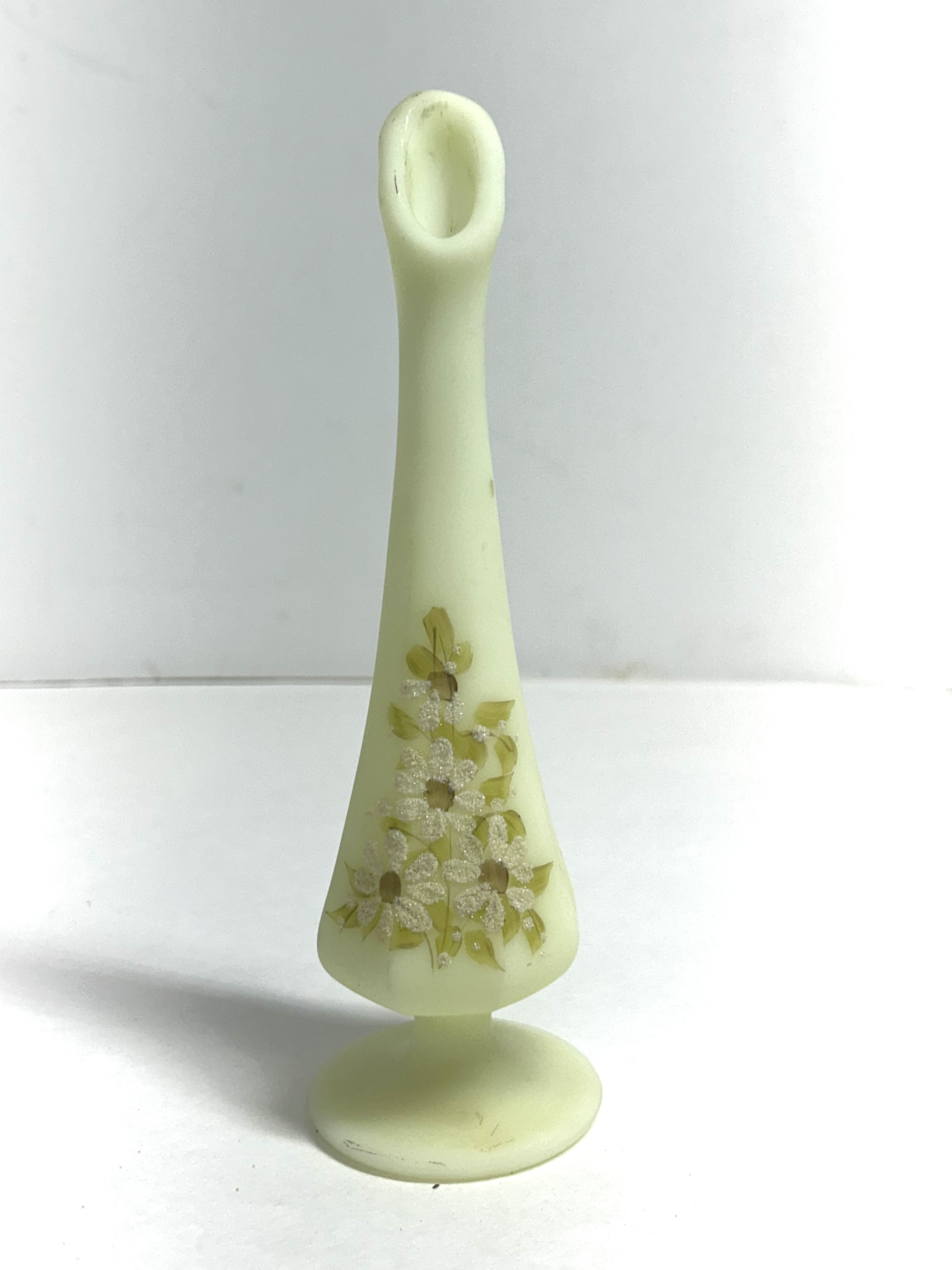 FENTON CUSTARD GLASS VASE, CIRCA 1975