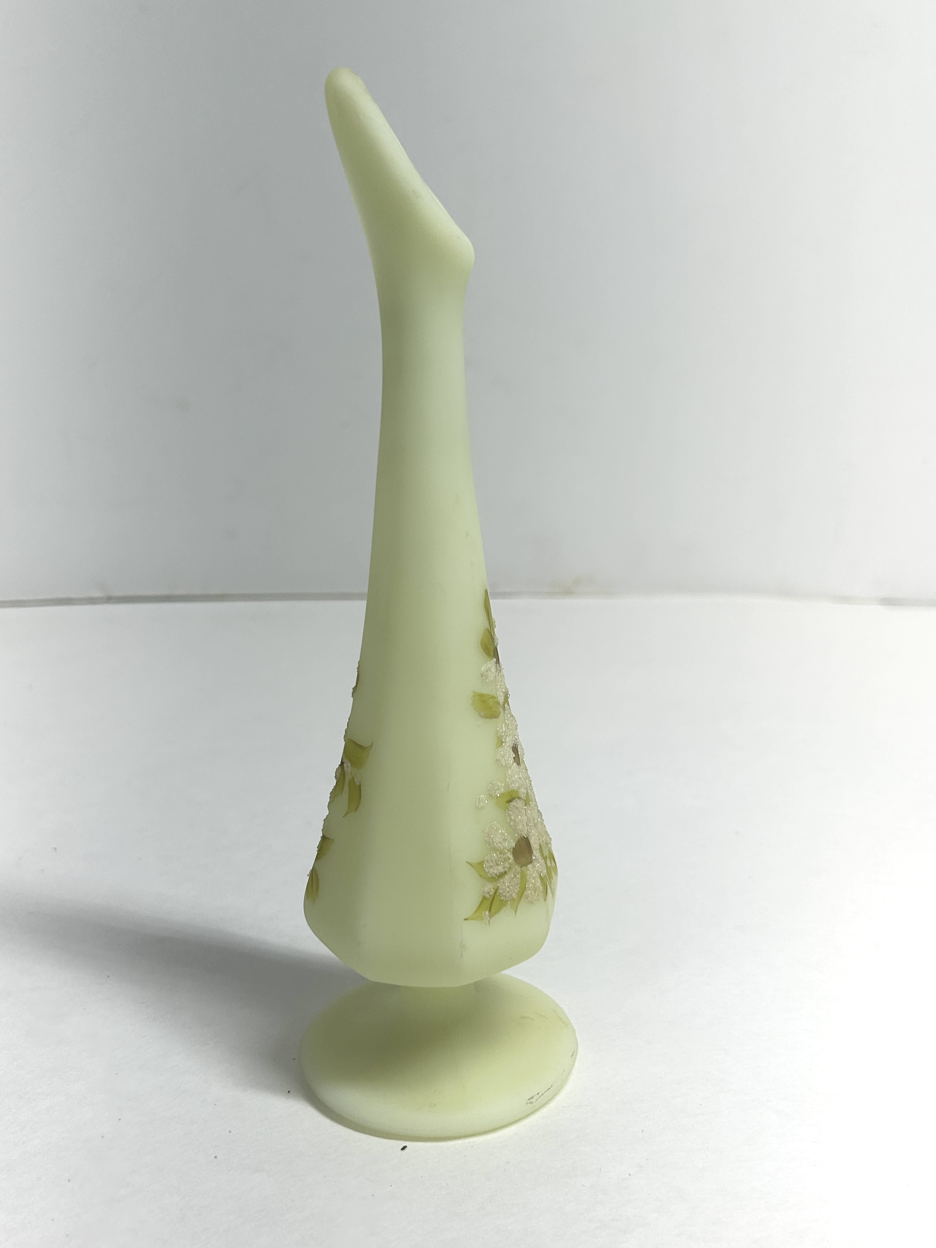 FENTON CUSTARD GLASS VASE, CIRCA 1975