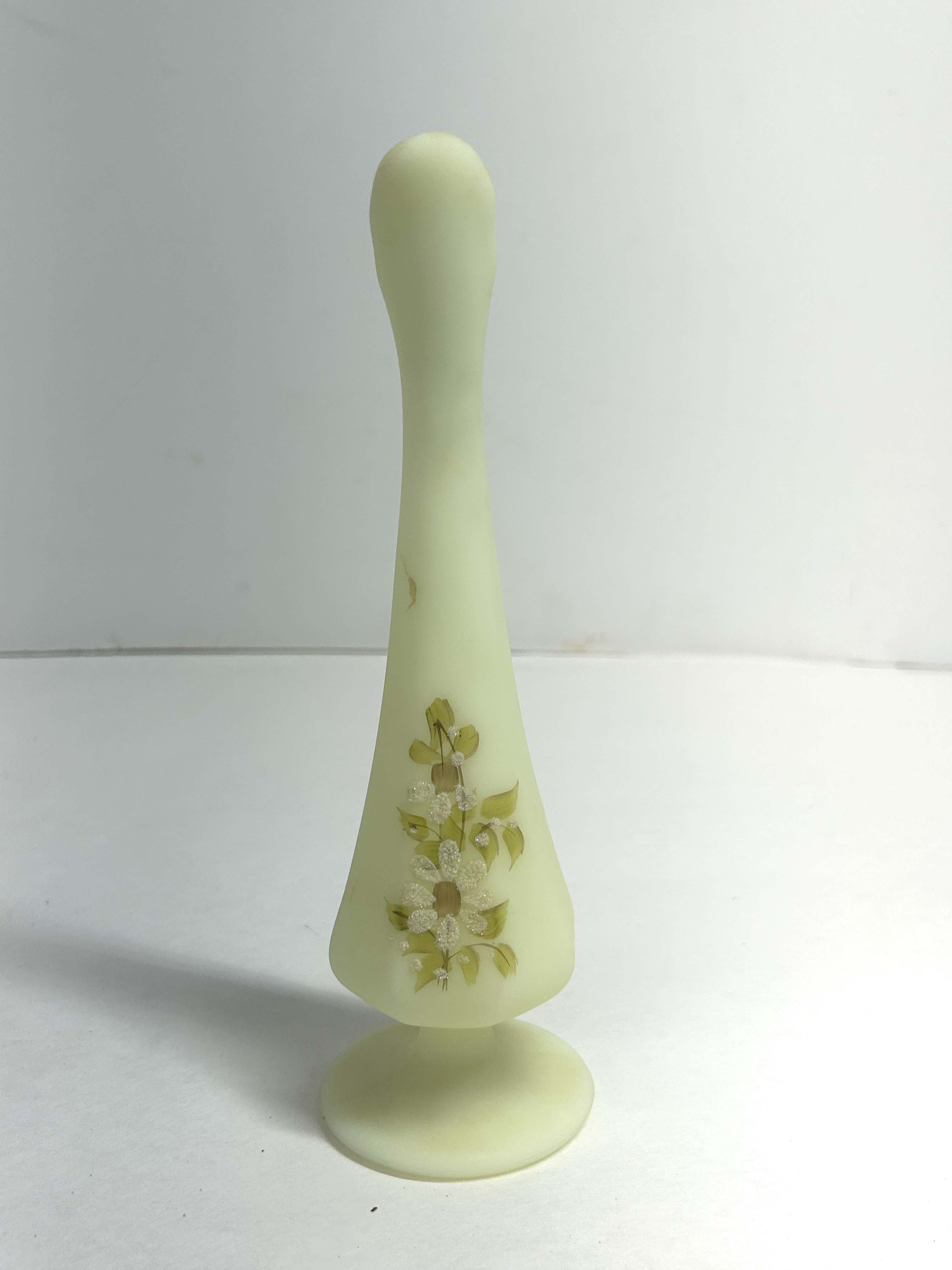 FENTON CUSTARD GLASS VASE, CIRCA 1975