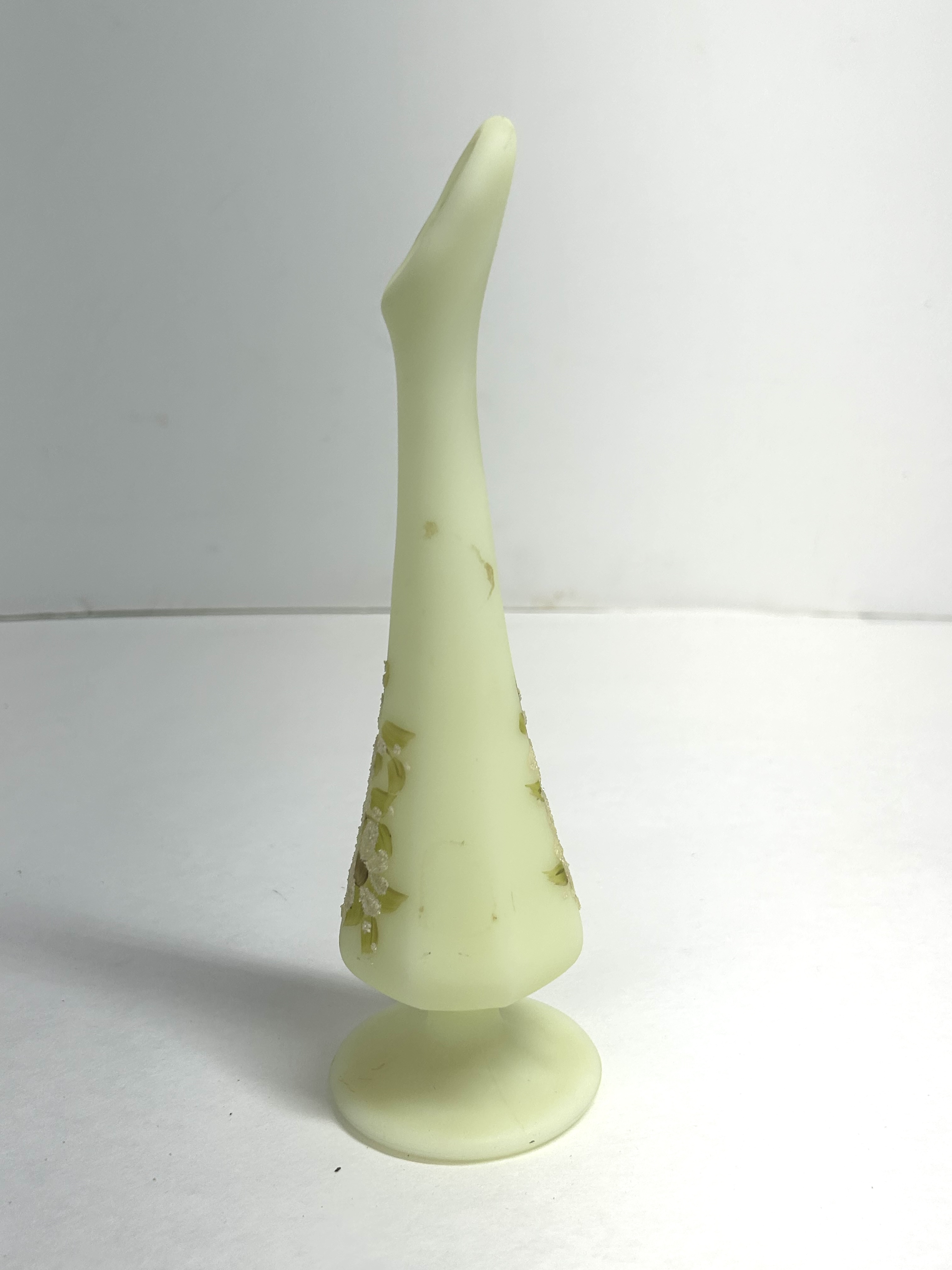 FENTON CUSTARD GLASS VASE, CIRCA 1975