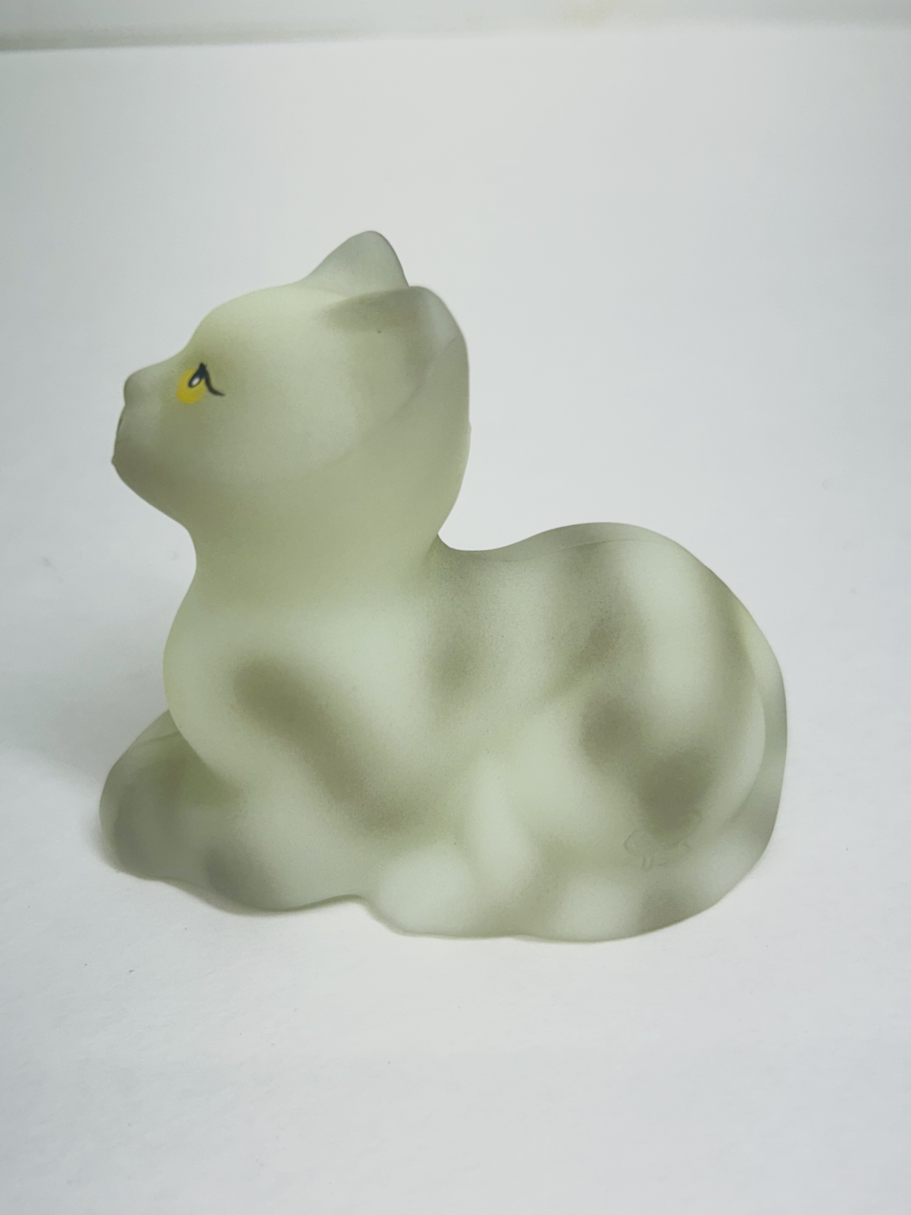 FENTON CUSTARD GLASS CAT, CIRCA 2000