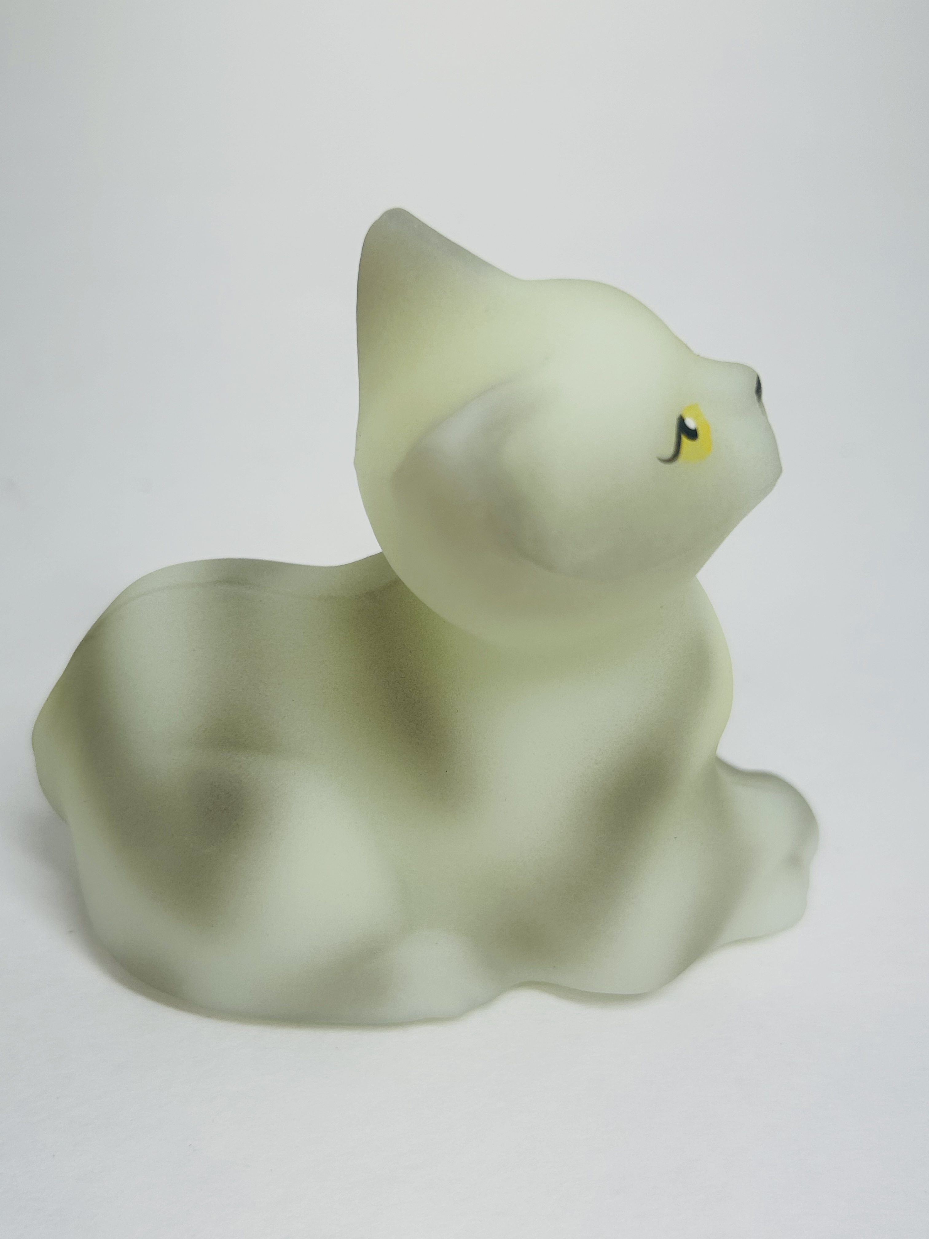 FENTON CUSTARD GLASS CAT, CIRCA 2000