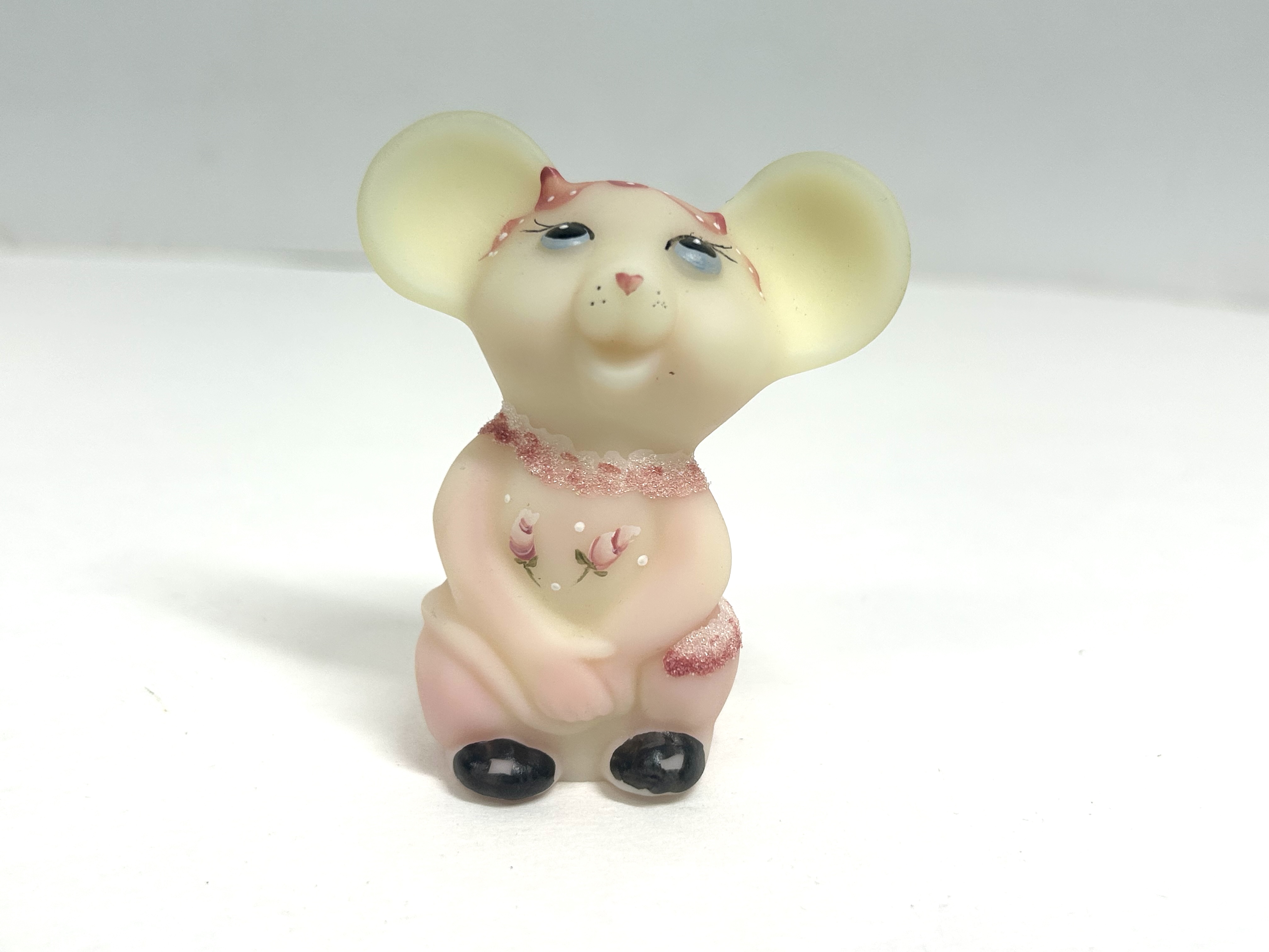 FENTON CUSTARD GLASS MOUSE, C. 1980
