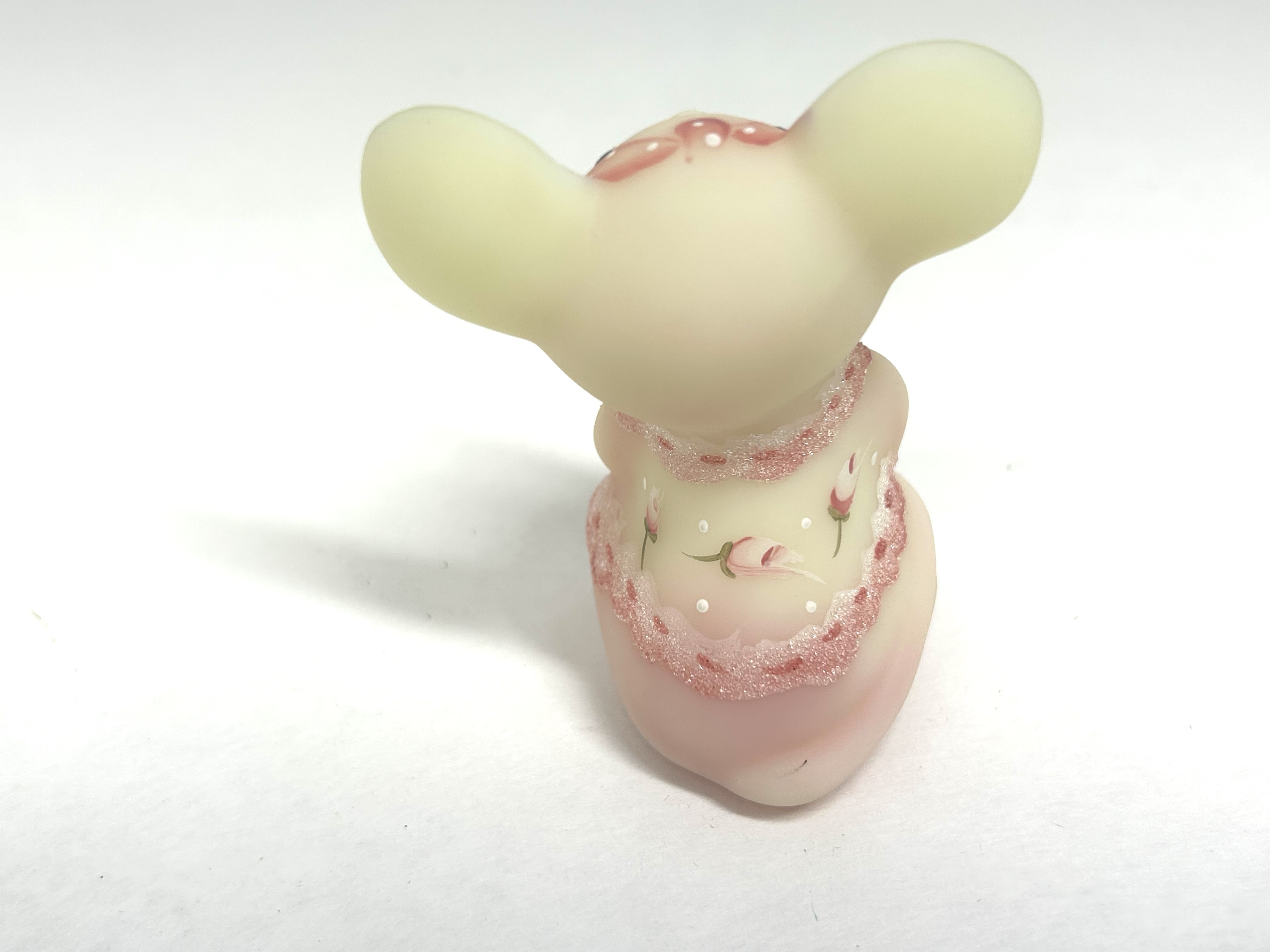 FENTON CUSTARD GLASS MOUSE, C. 1980