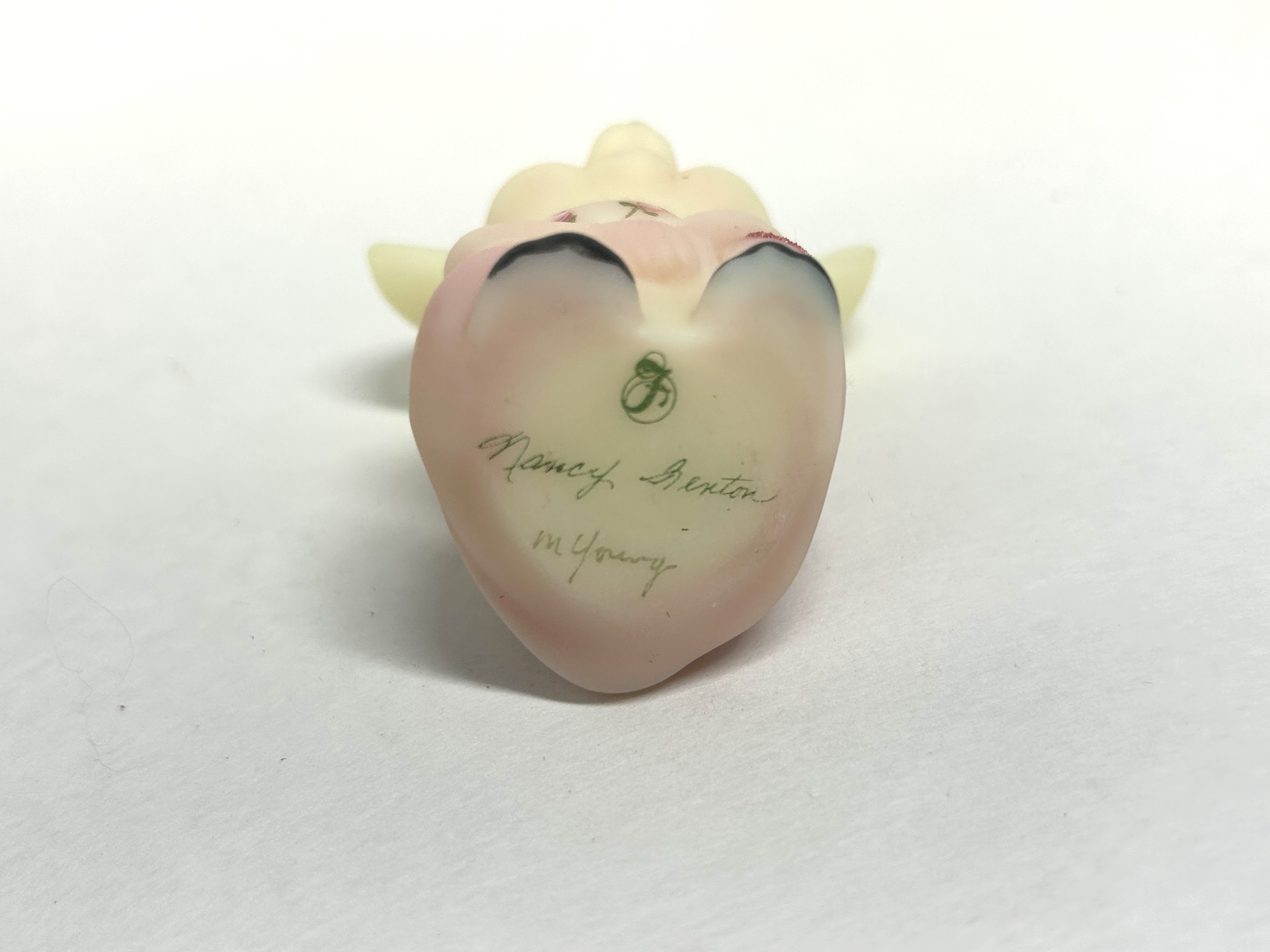FENTON CUSTARD GLASS MOUSE, C. 1980