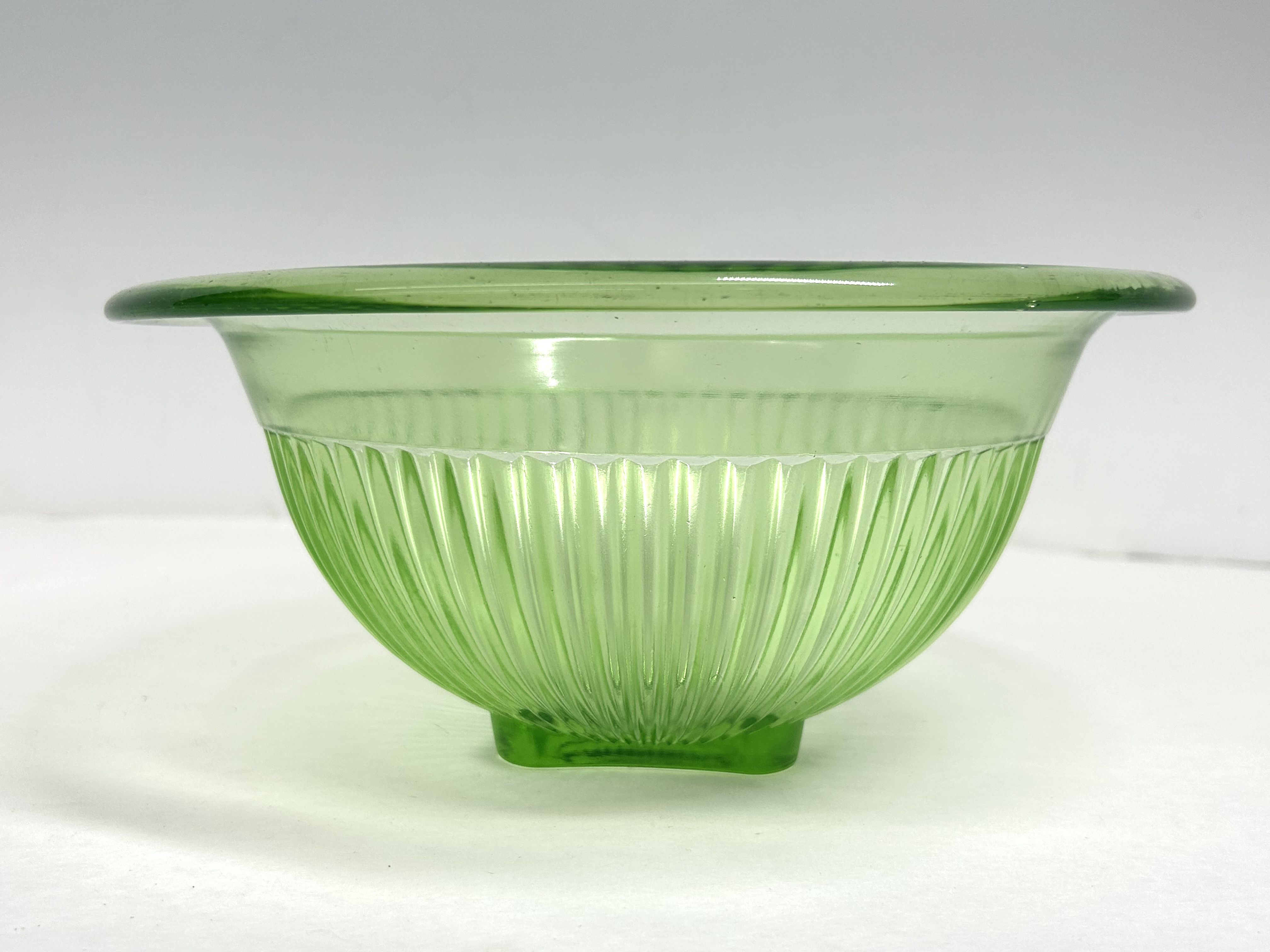 GREEN DEPRESSION URANIUM GLASS BOWL, 1930s
