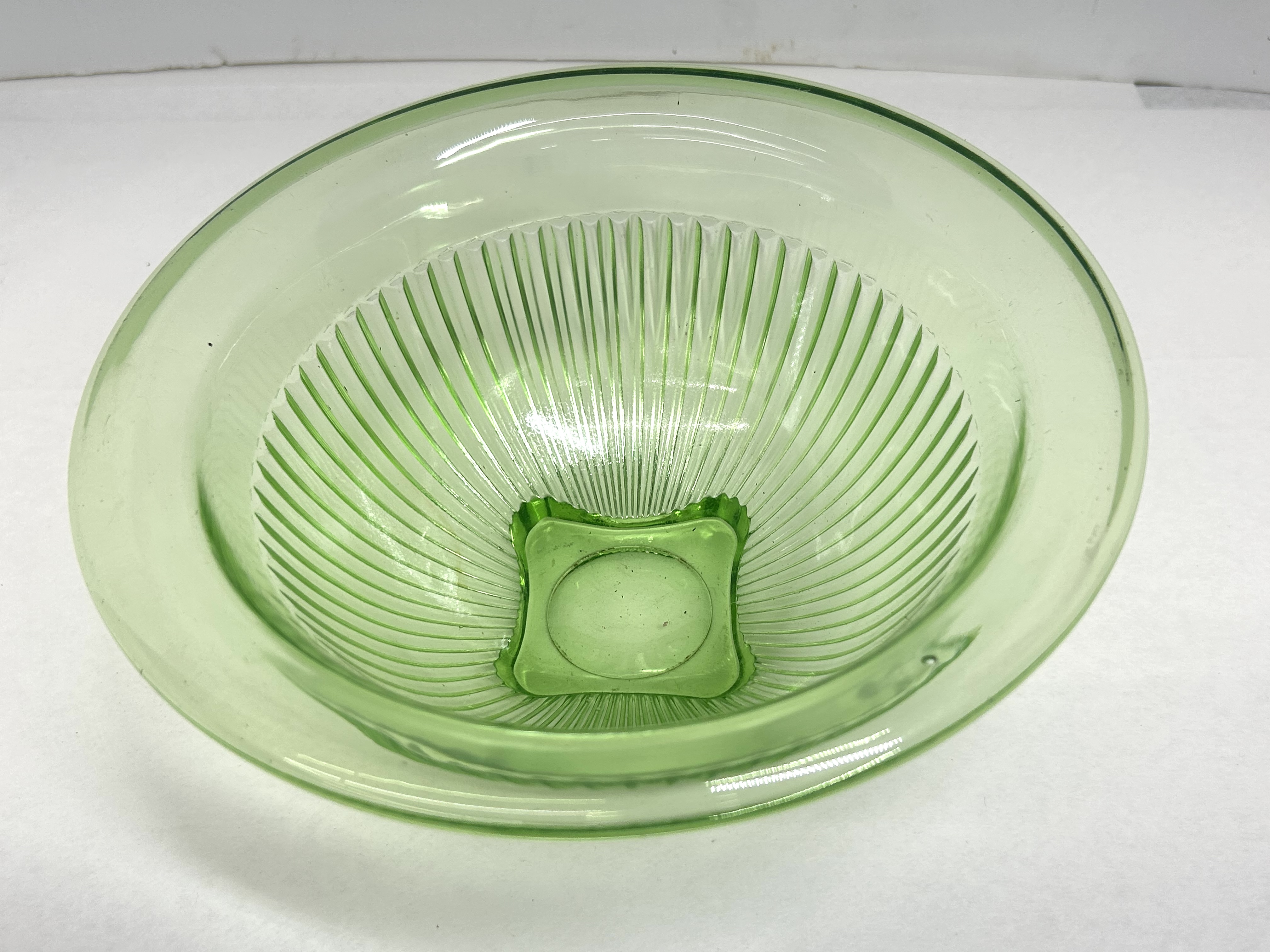 GREEN DEPRESSION URANIUM GLASS BOWL, 1930s