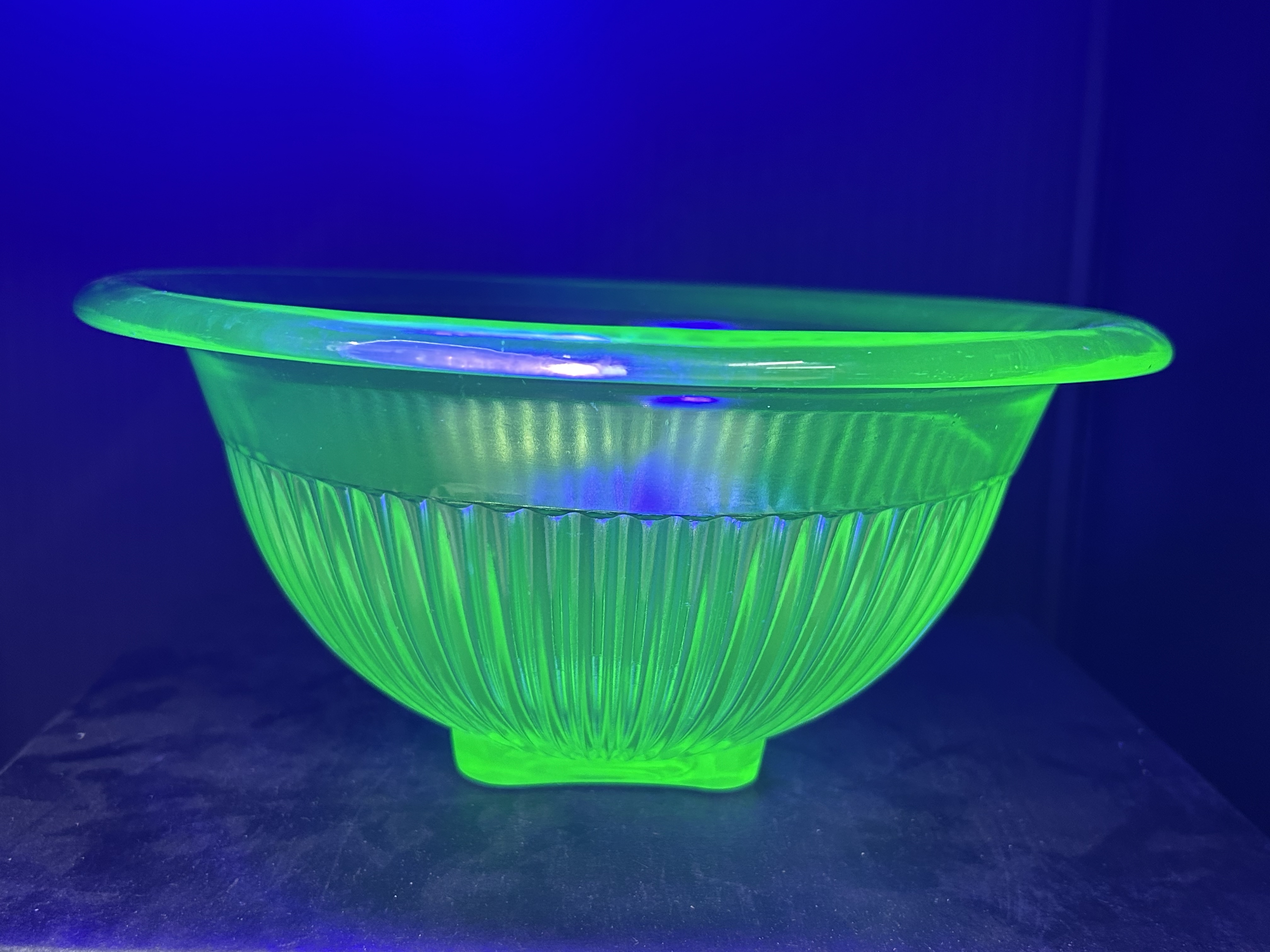 GREEN DEPRESSION URANIUM GLASS BOWL, 1930s