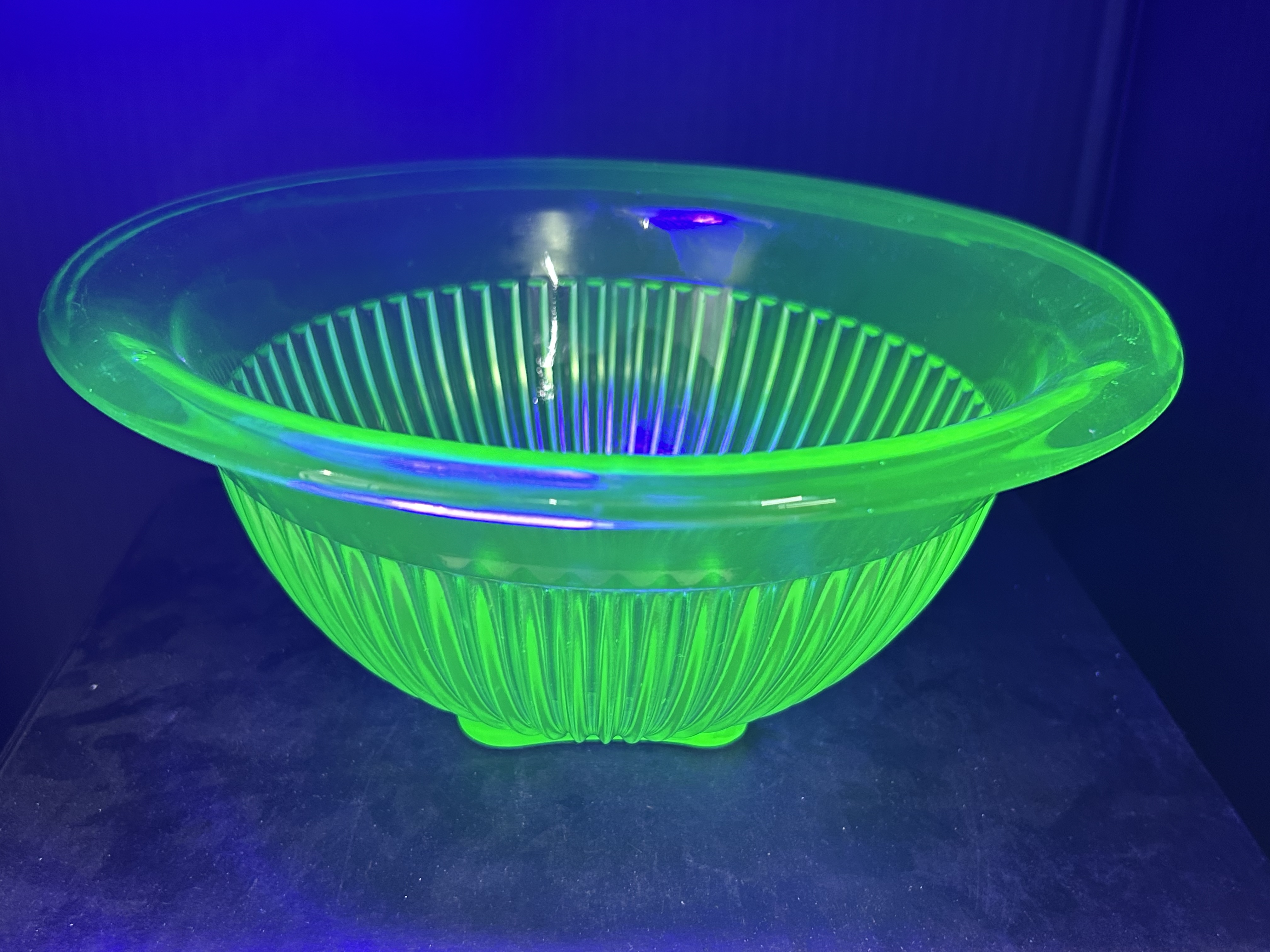 GREEN DEPRESSION URANIUM GLASS BOWL, 1930s